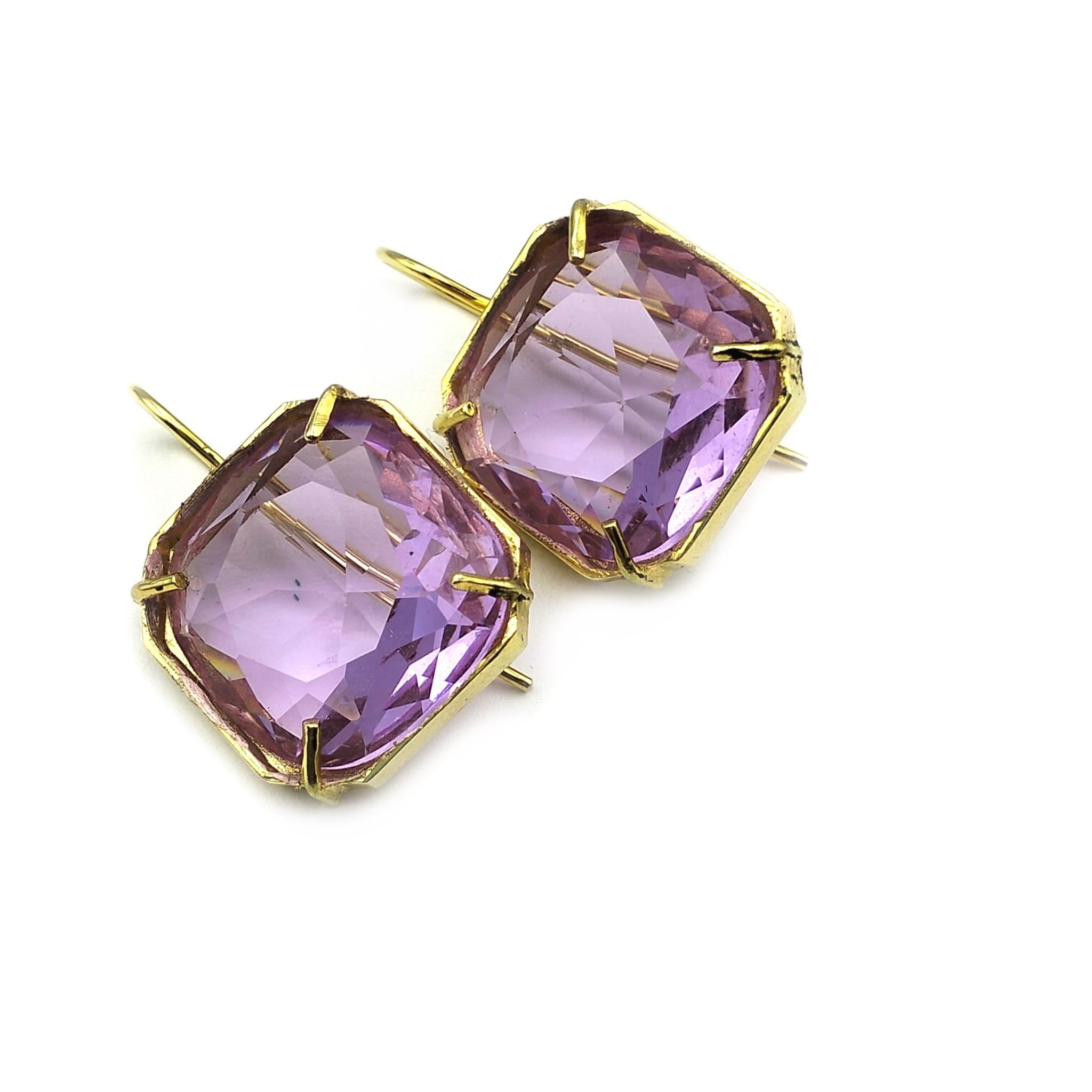 24 KT gold-plated bronze earrings with faceted CRYSTALS. A suitably shaped bronze wire is used to wear them on the ear. To fix the stones to our jewels, according to the Italian goldsmith tradition, we use the technique of setting with prongs, thus