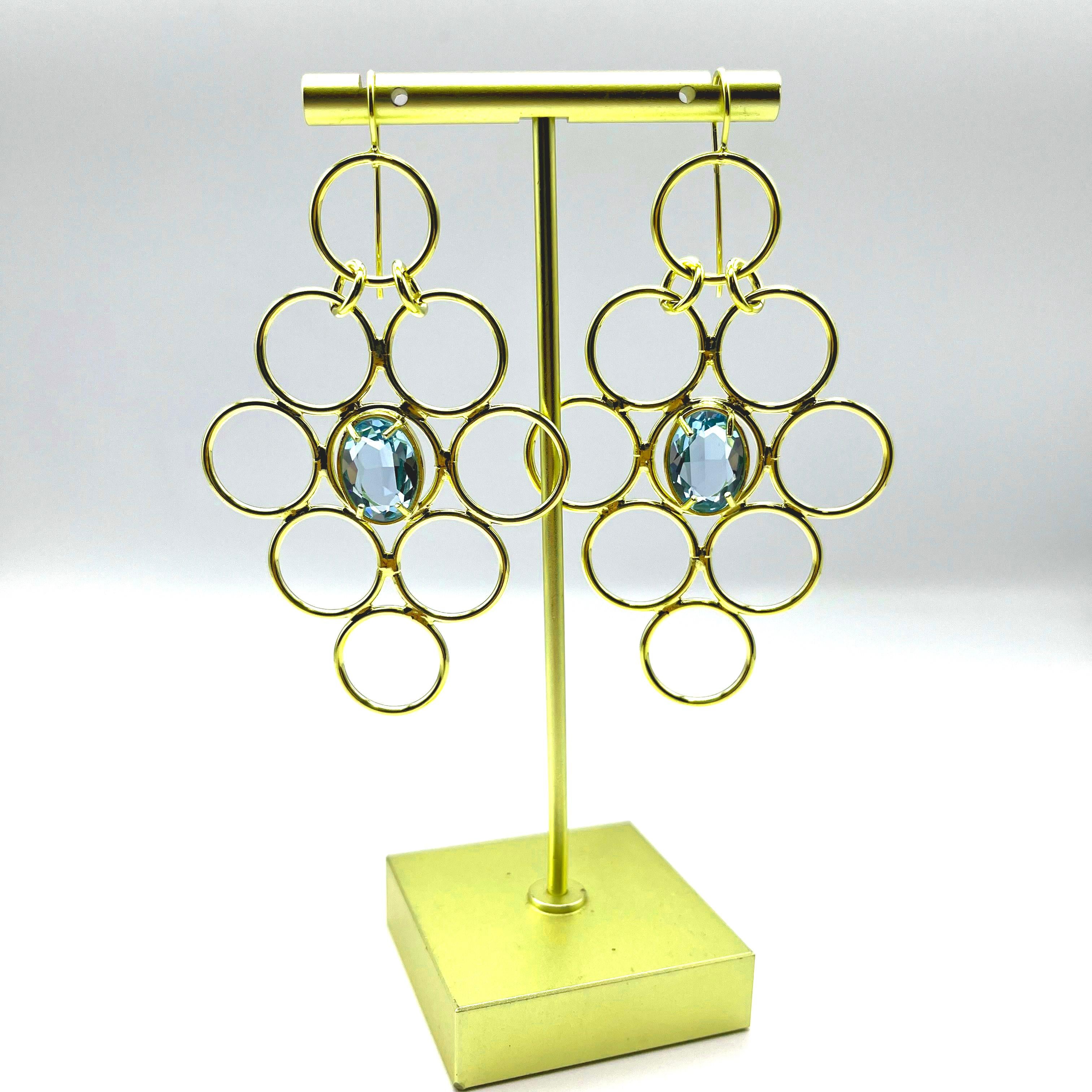 Patrizia Daliana Earrings in 24 KT gilded bronze, 1 briolette crystal. To wear it to the ear, a suitably shaped bronze wire is used. To fix the stones to our jewels, according to the Italian goldsmith tradition, we use the claw setting technique,