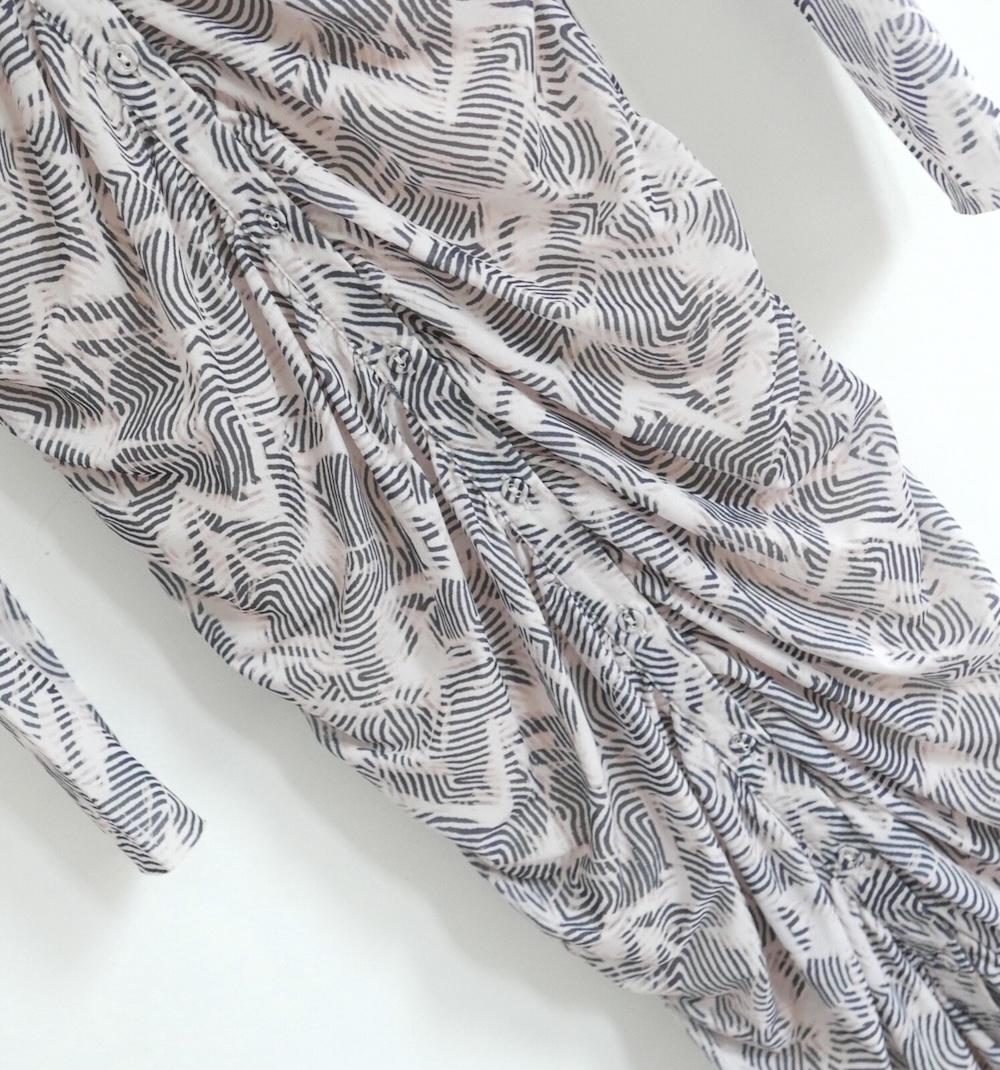 Bequemes schickes Patrizia Pepe Fingerprint Hemdkleid. Ungetragen. Aus superweichem, hellbeigem und schwarzem Polyester-Elastan-Netz mit nacktem Netzfutter. Es hat einen figurbetonten Schnitt mit verdeckten Knöpfen und einer gerüschten Vorderseite.