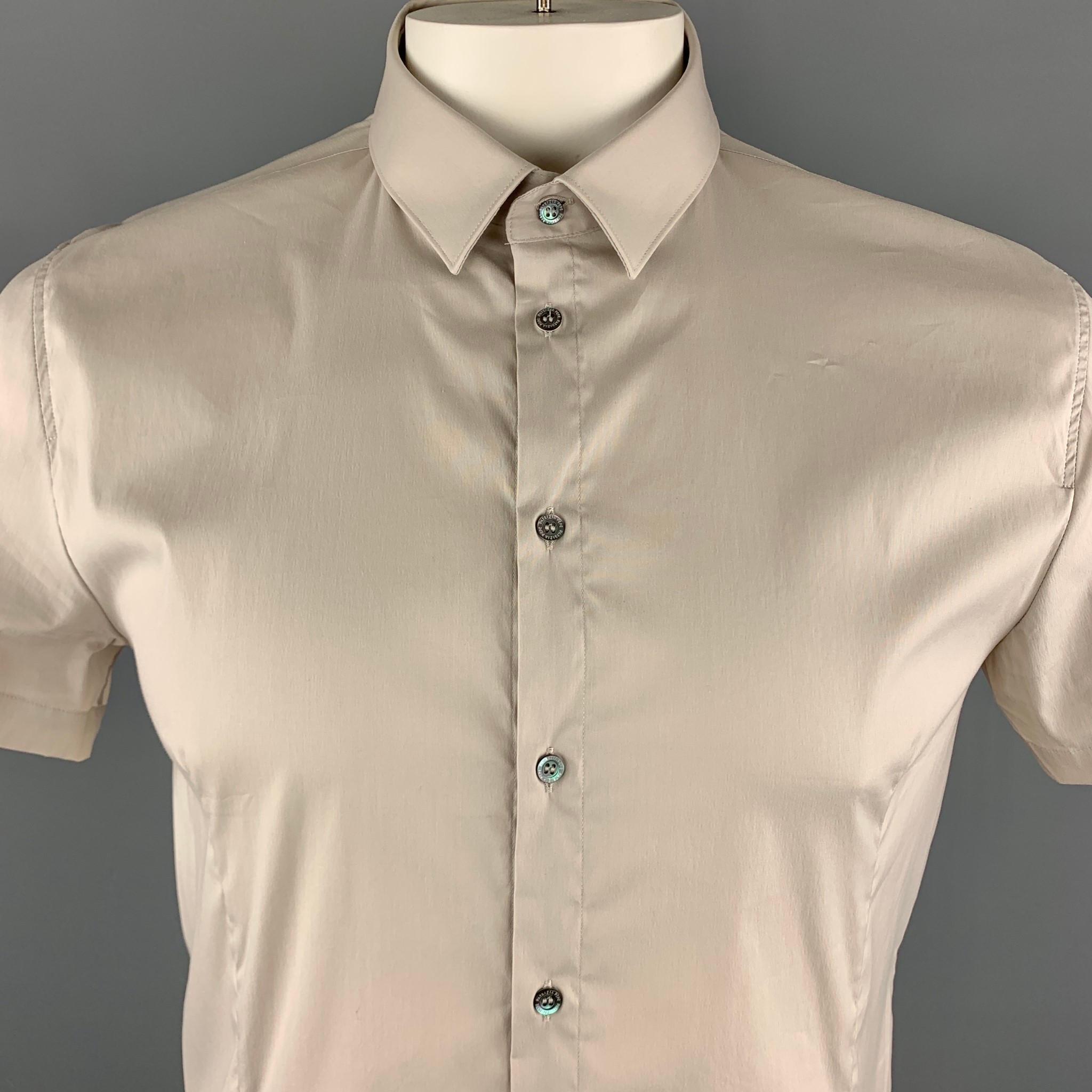 PATRIZIA PEPE Short Sleeve Shirt comes in a solid ivory cotton blend material, with a classic collar, darts at front and a pleat at back, in a slim fit. Altered. Made in Romania.

Excellent Pre-Owned Condition.
Marked: IT