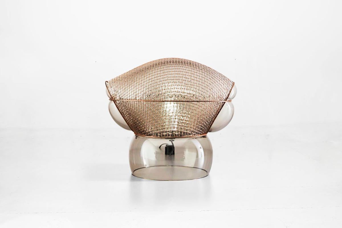 Fin du 20e siècle Gae Aulenti Lampe Patroclo Table italienne en verre teinté Brown et maille métallique en vente