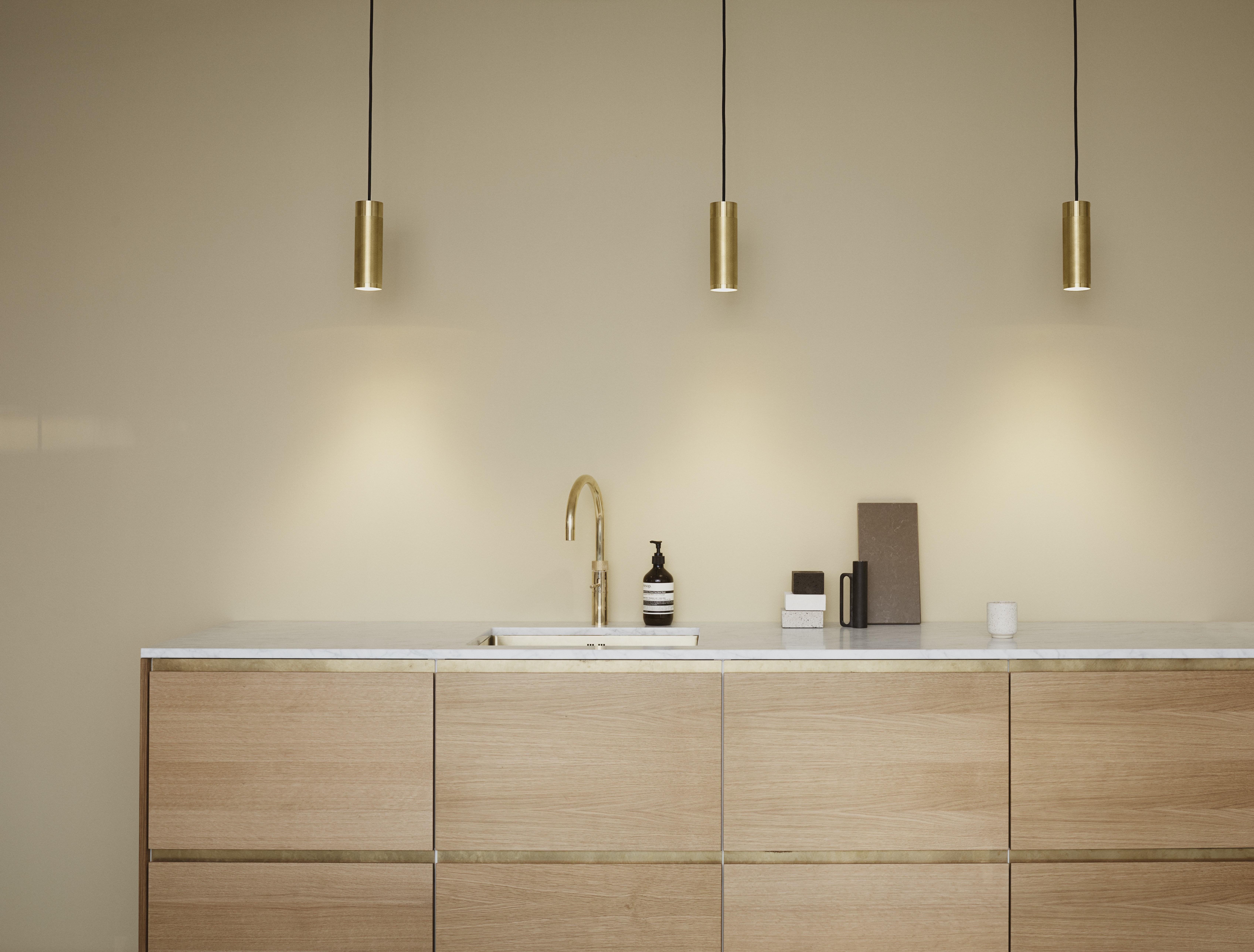 Lampada a sospensione Patrone di Thorup Copenhagen
Dimensioni: D 6 x H 20 cm.
Materiali: Ottone.

Disponibile in altri colori. Contattateci.

Thorup Copenhagen è uno studio di design danese indipendente, fondato nel 2017 da Kasper Thorup, che