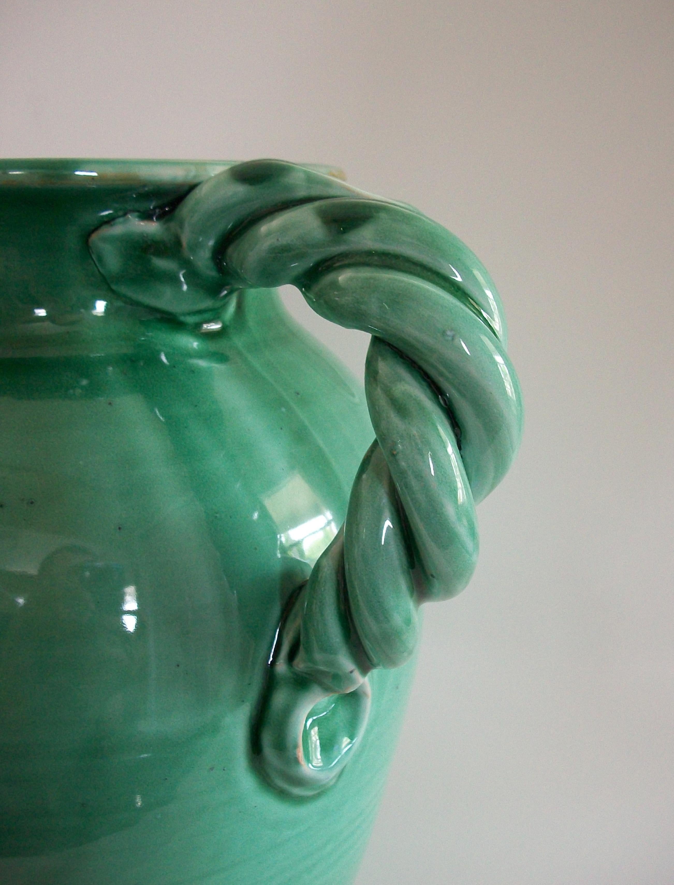 PATRONELLI ORONZO - Jarro de Terracota Esmaltada Verde - Italia - Finales Siglo XX en venta 13