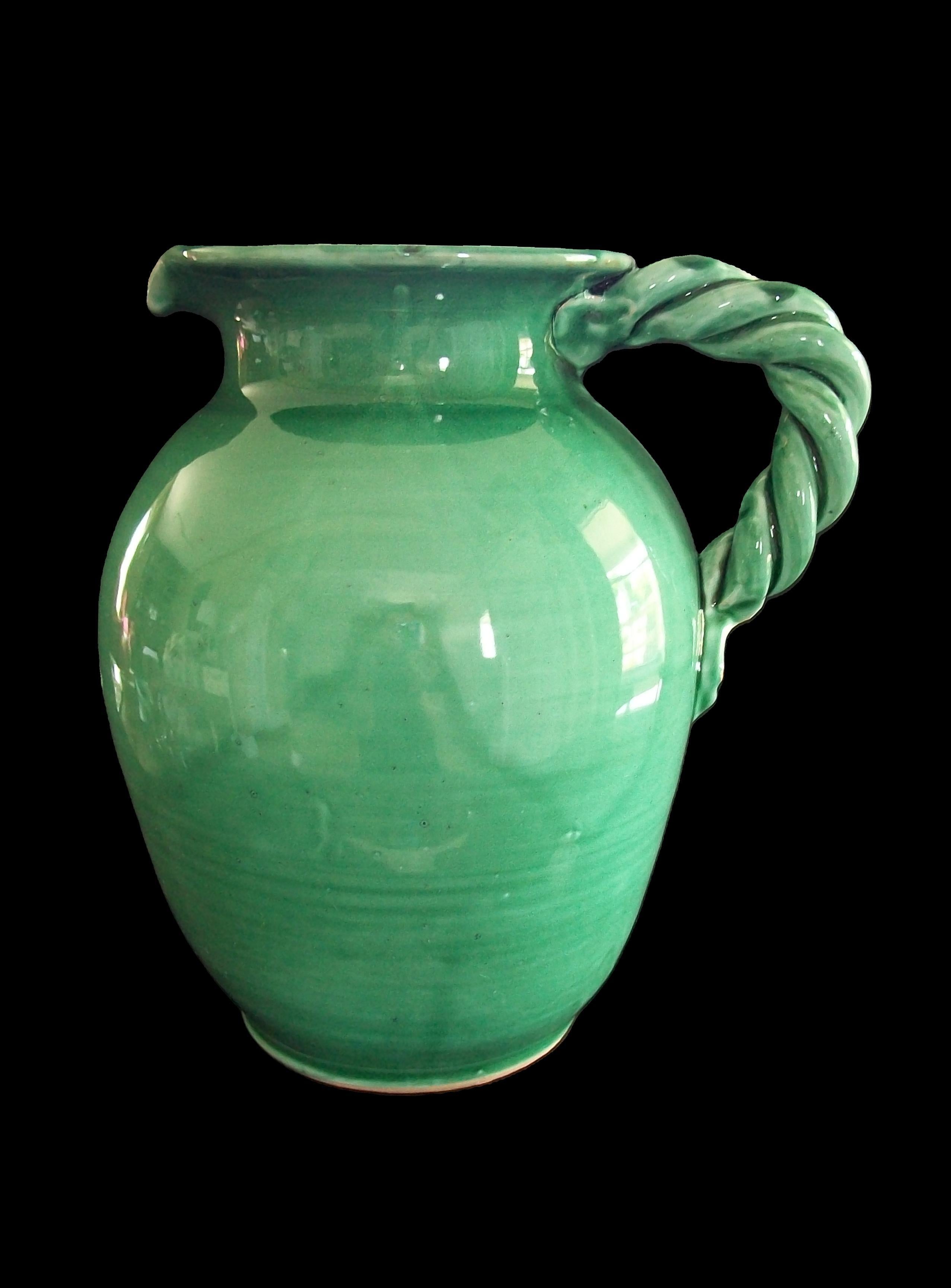  CERAMICHE PATRONELLI ORONZO - Gran jarra vintage de terracota, hecha a mano, con un elaborado asa retorcida - esmalte verde brillante - firmada en la base - Italia - finales del siglo XX. 

Excelente estado vintage - sin pérdidas - sin daños - sin