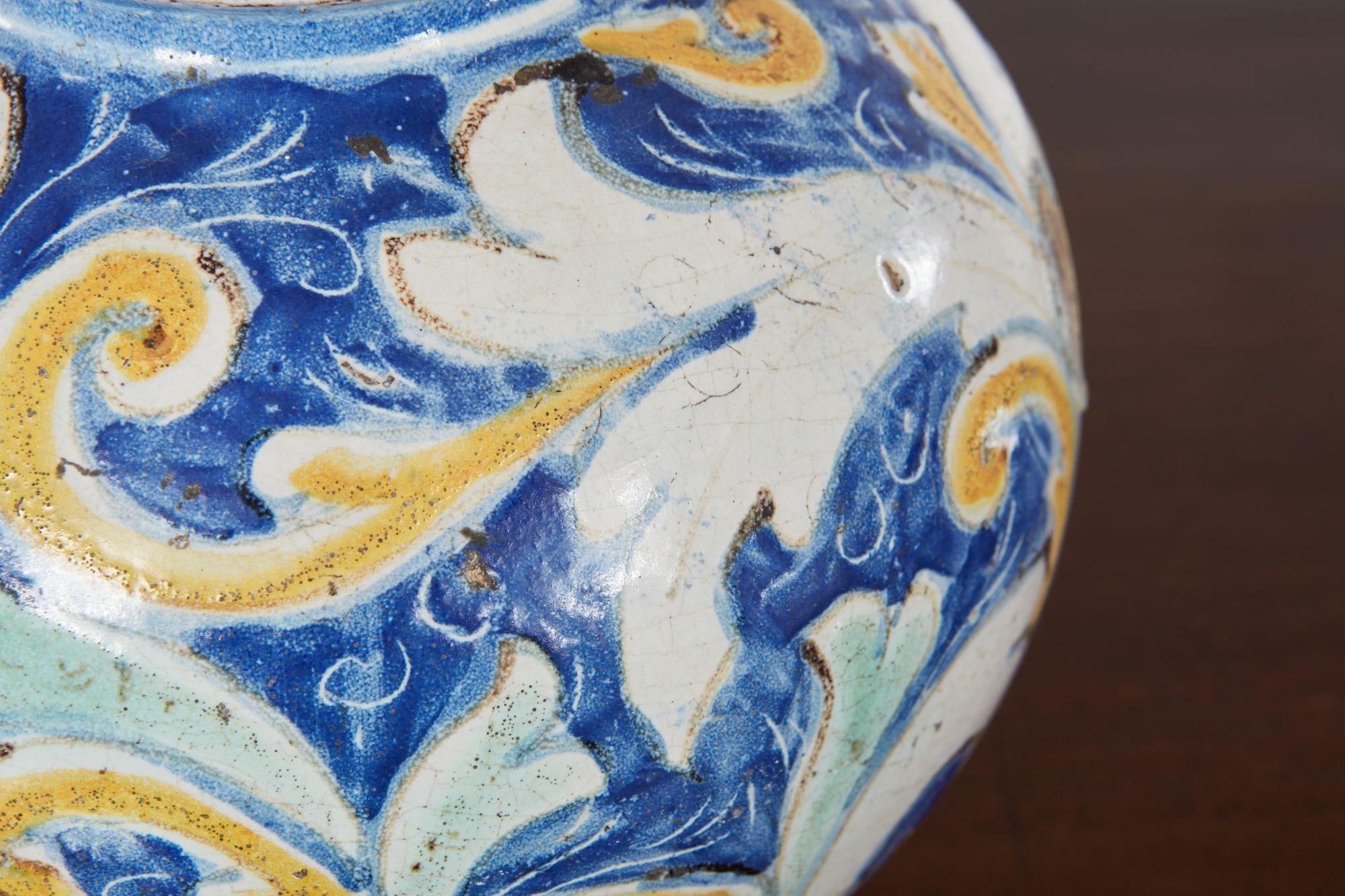 XVIIIe siècle et antérieur JAR à médicaments polychrome de Patron en vente