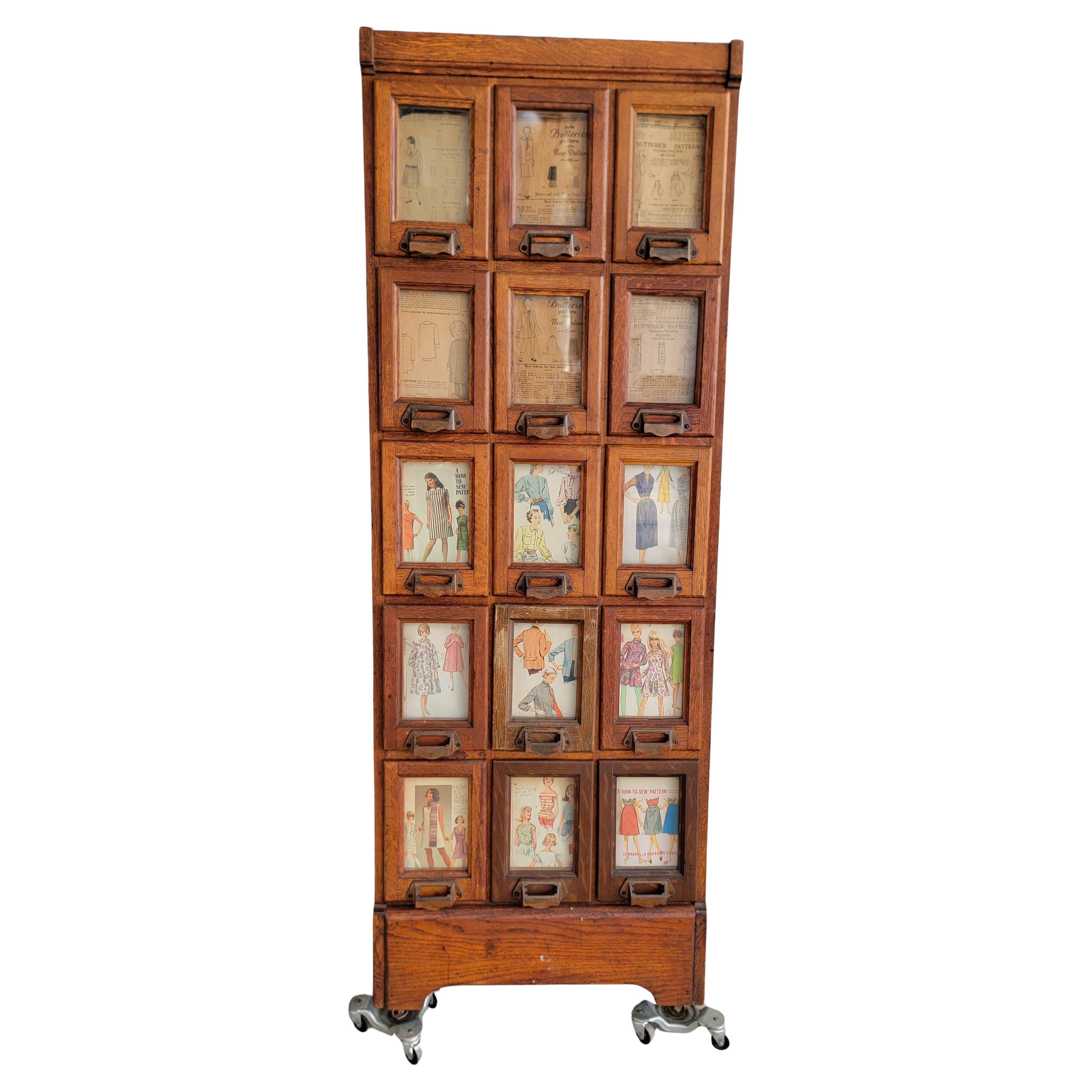 Pattern Cabinet Early 20th Century American Tiger Oak in vendita