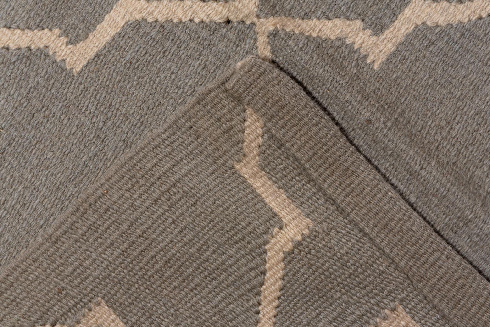 Pattern Grey Kilim In Good Condition For Sale In New York, NY