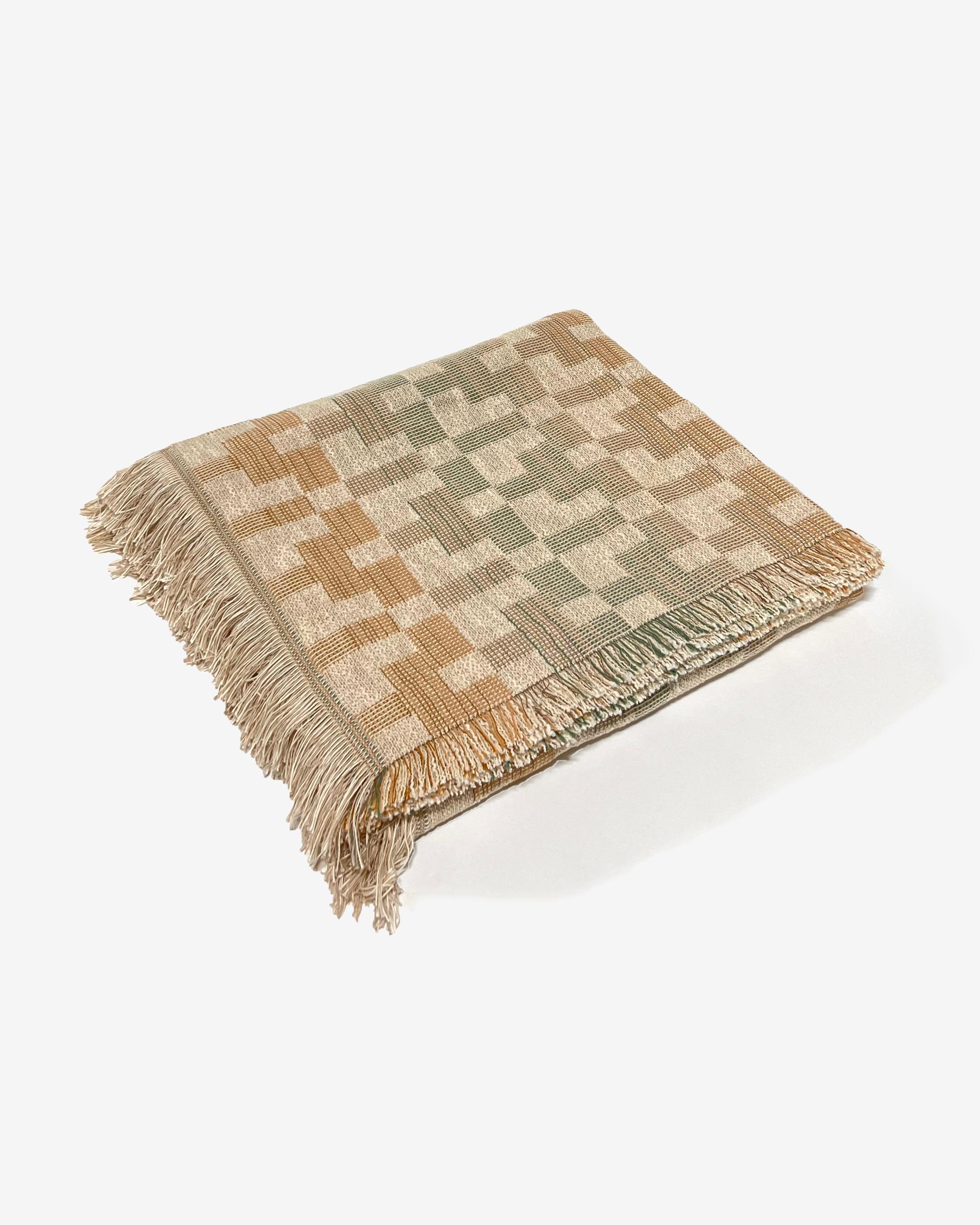 Gemustertes Bettgestell aus gewebter Baumwolle von Folk Textiles (Esme / Fade) (Britisch) im Angebot