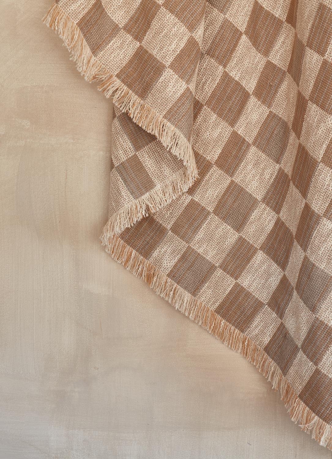Britannique Couverture de lit en coton tissé à motifs par Folk Textiles (Mariana / Stone) en vente