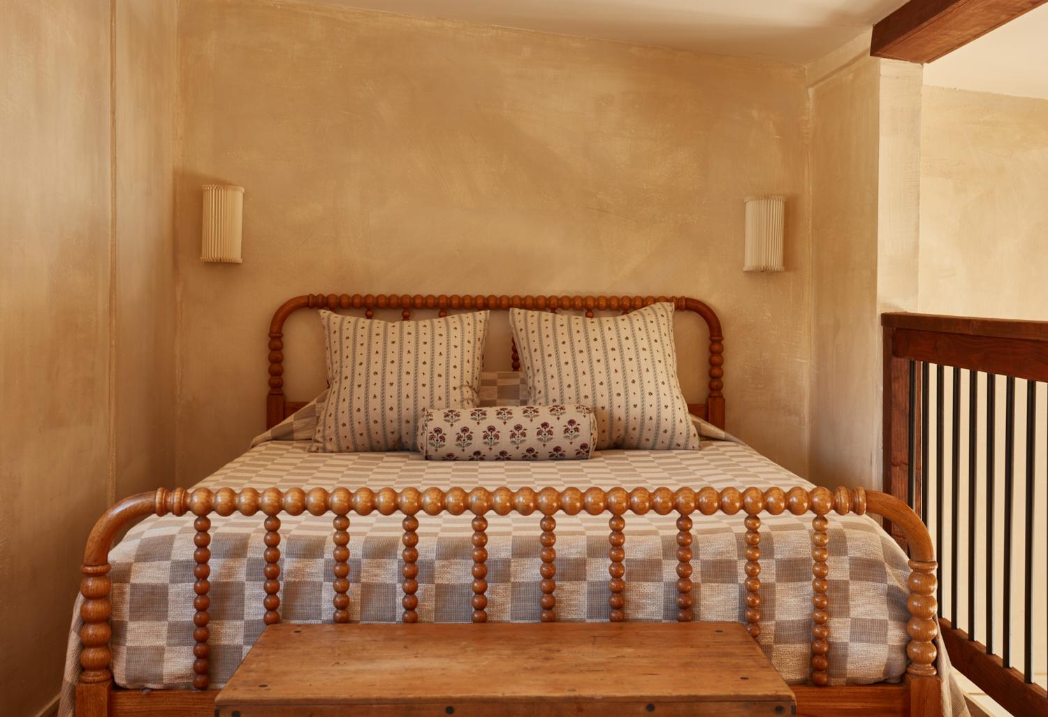 Couverture de lit en coton tissé à motifs par Folk Textiles (Mariana / Stone) en vente 1