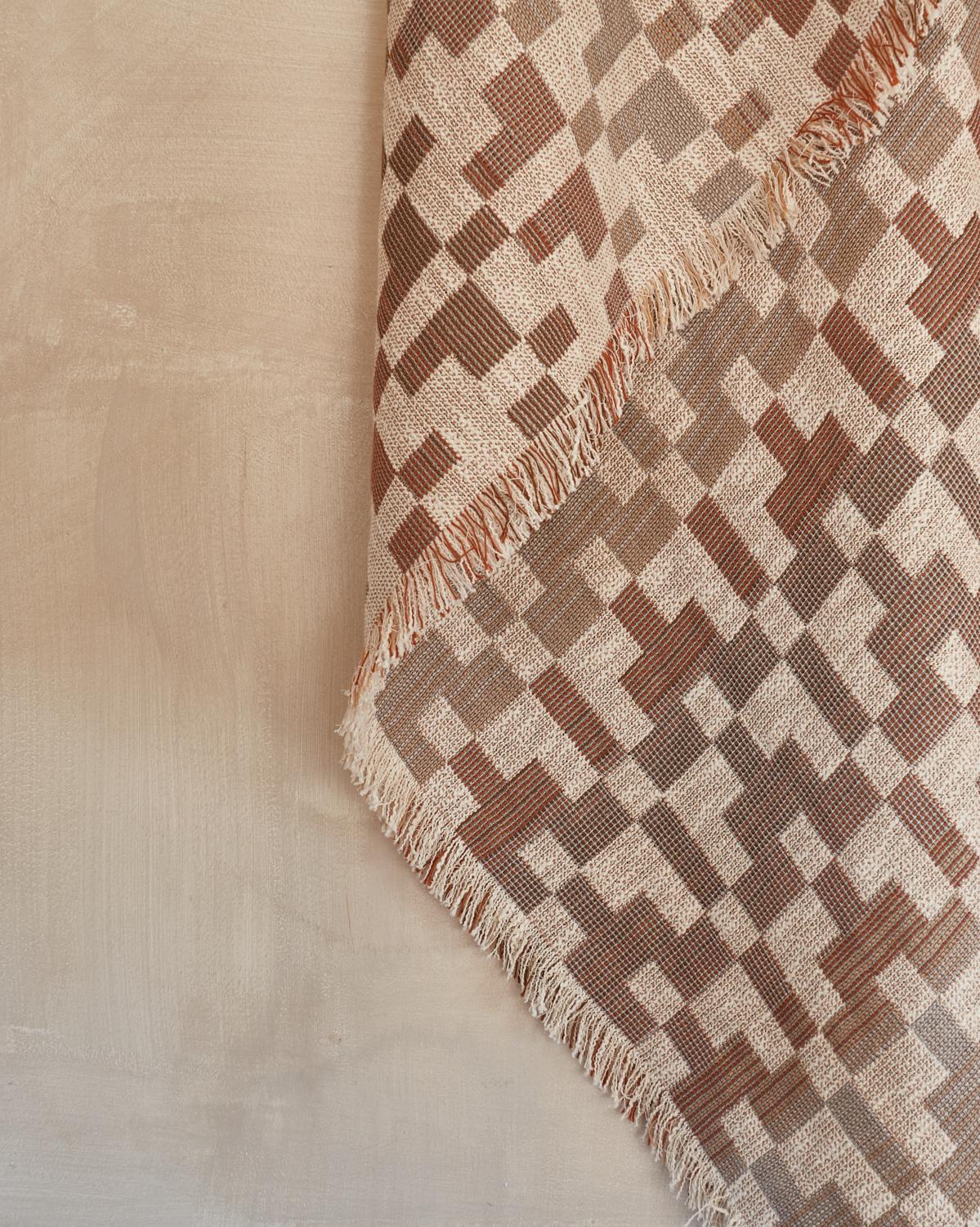 Gemusterte Überdeckendecke aus gewebter Baumwolle von Folk Textiles (Esme / Rust) (Britisch) im Angebot