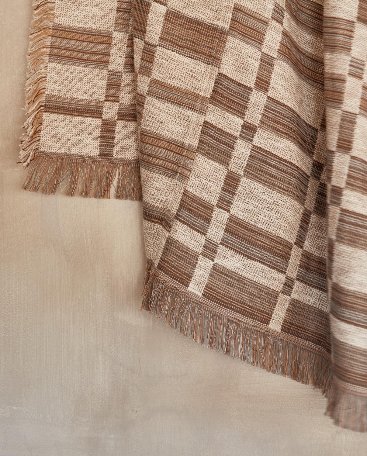 Gemusterte Überdeckendecke aus gewebter Baumwolle von Folk Textiles (Joaquin / Anthrazit) (Britisch) im Angebot