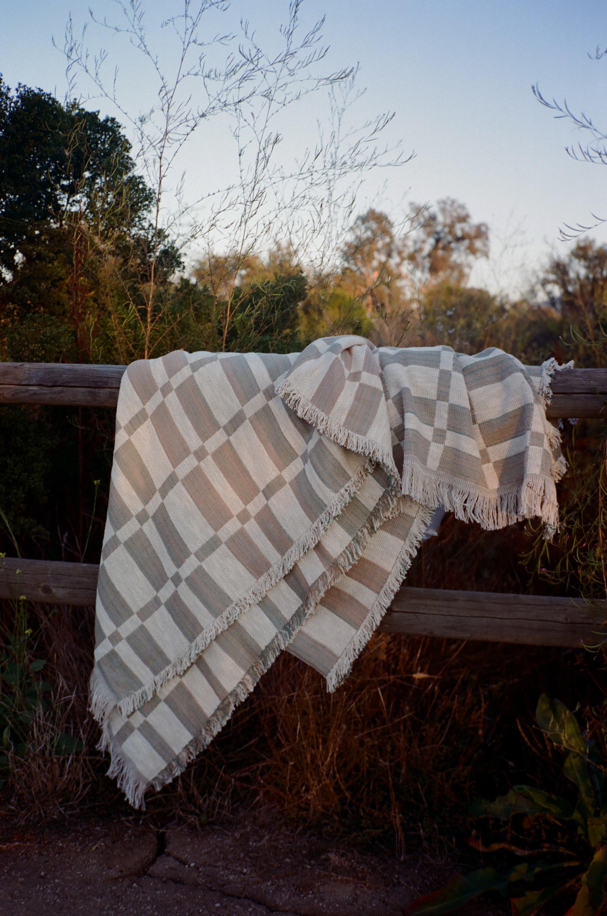 Gemusterte Überdeckendecke aus gewebter Baumwolle von Folk Textiles (Joaquin / Sea) (Britisch) im Angebot