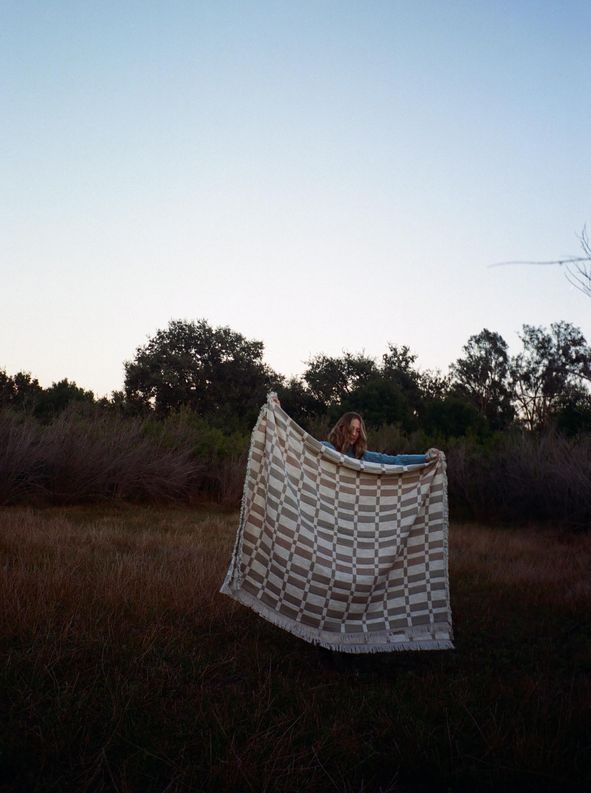Gemusterte Überdeckendecke aus gewebter Baumwolle von Folk Textiles (Joaquin / Sea) im Zustand „Neu“ im Angebot in Los Angeles, CA