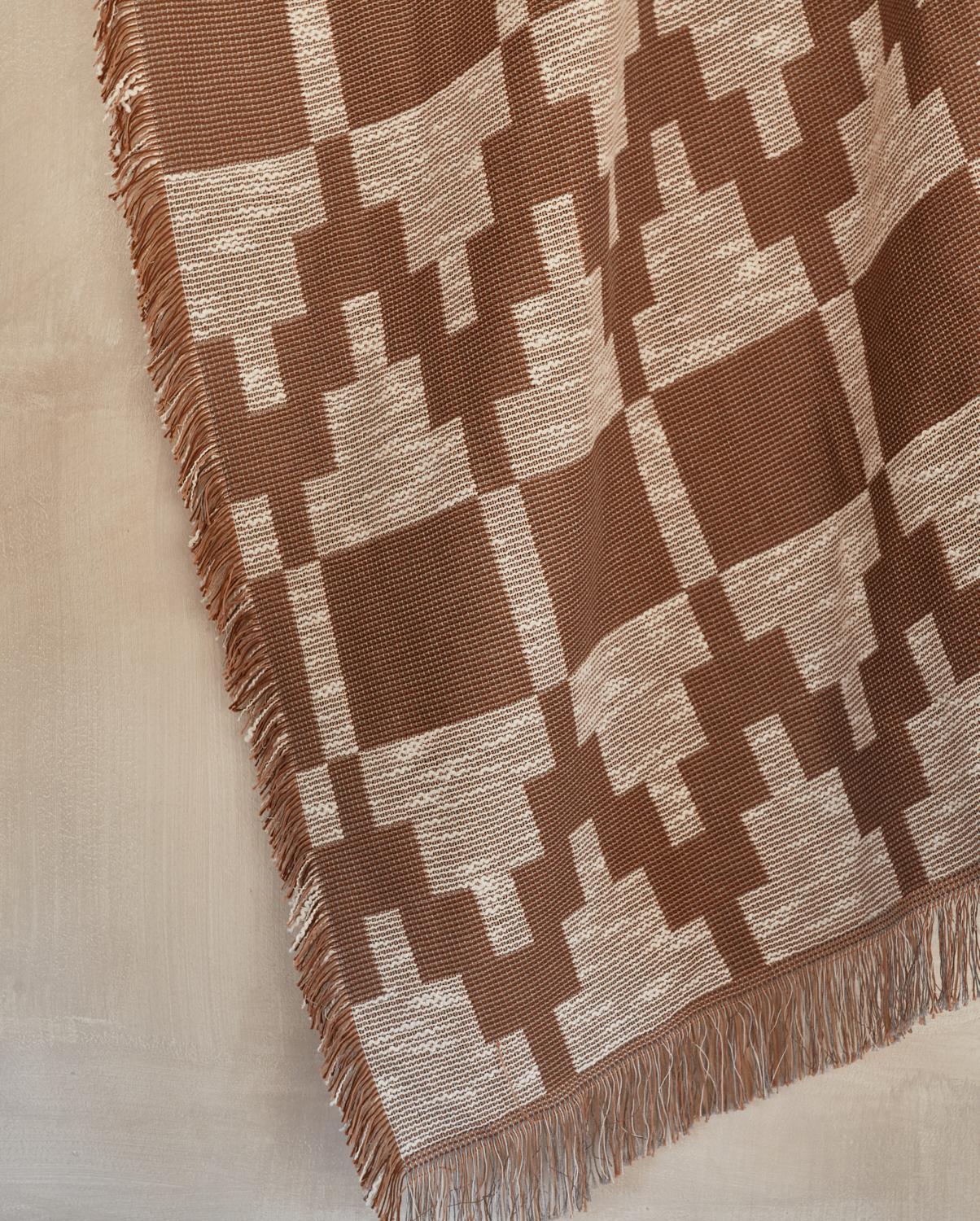 Gemusterte Überdeckendecke aus gewebter Baumwolle von Folk Textiles (Willa / Mud) (Gewebt) im Angebot