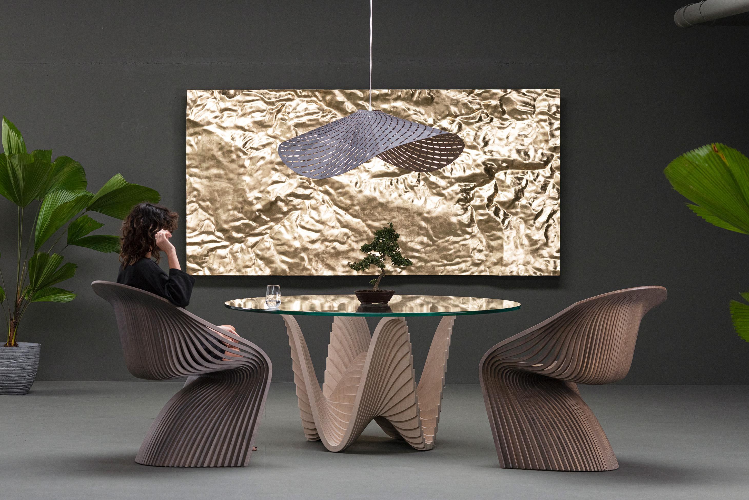 Guatemalteco Patterns of Earth Gold di Piegatto, una scultura di superficie contemporanea in vendita