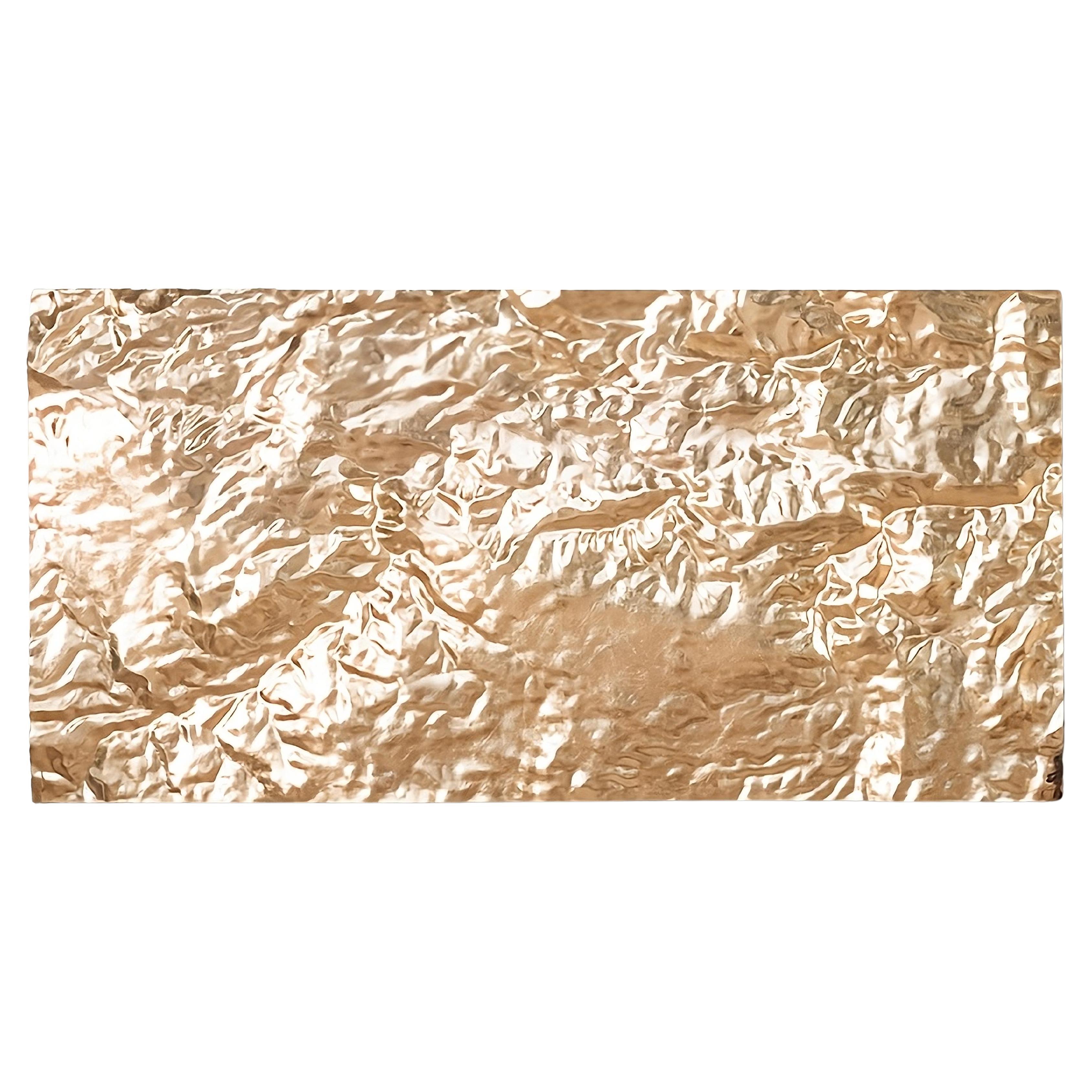 Patterns of Earth Gold di Piegatto, una scultura di superficie contemporanea