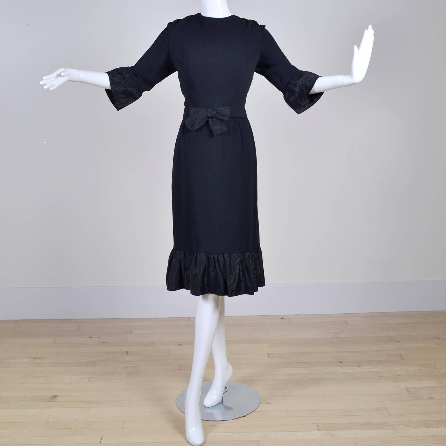 Este vestido vintage de Pattullo-Jo Copeland es un fino crepé de lana con fabulosos volantes de tafetán en los puños y el bajo. Este vestido negro, por lo demás sencillo, tiene detalles que le dan mucho estilo; ¡siempre es difícil mostrarlo con la