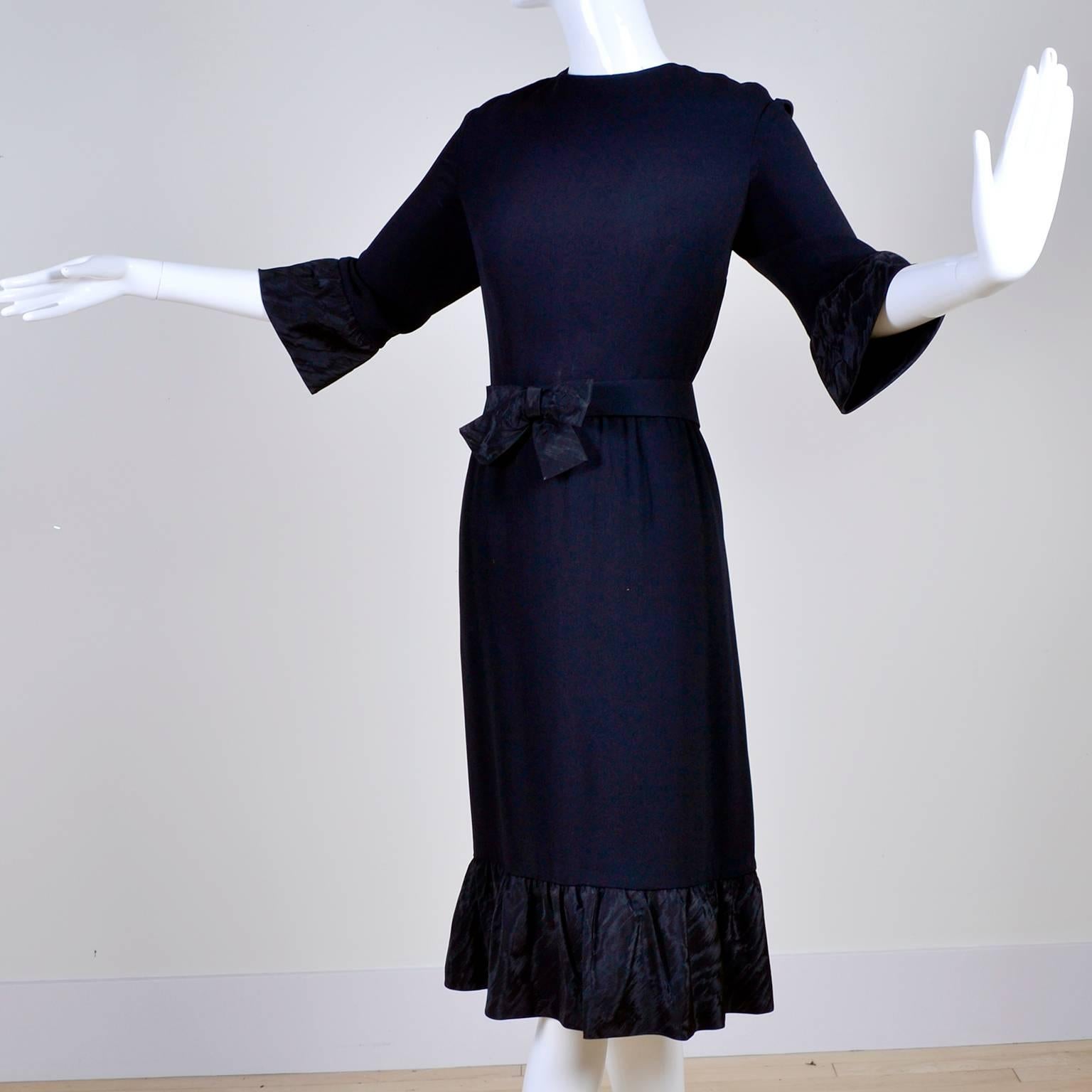 De las mujeres Pattullo-Jo Copeland Vestido de crepé negro de finales de los 60 con cinturón de lazo y volantes de tafetán