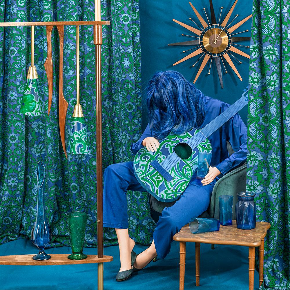 Patty Carroll Figurative Photograph – Blaue Periode, aus der Serie Anonymous Women  Gitarre, Picasso, Interieur, Dekoration