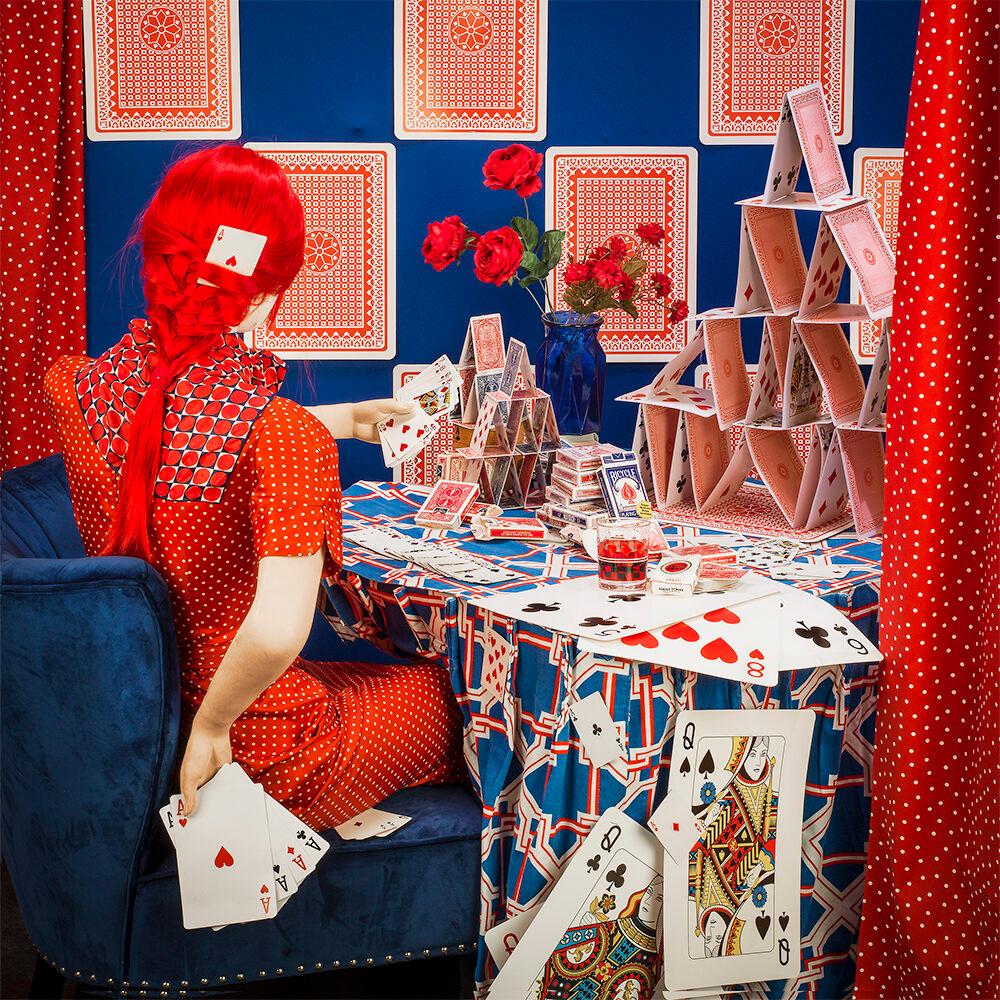 Patty Carroll Still-Life Photograph – Kartenspiel