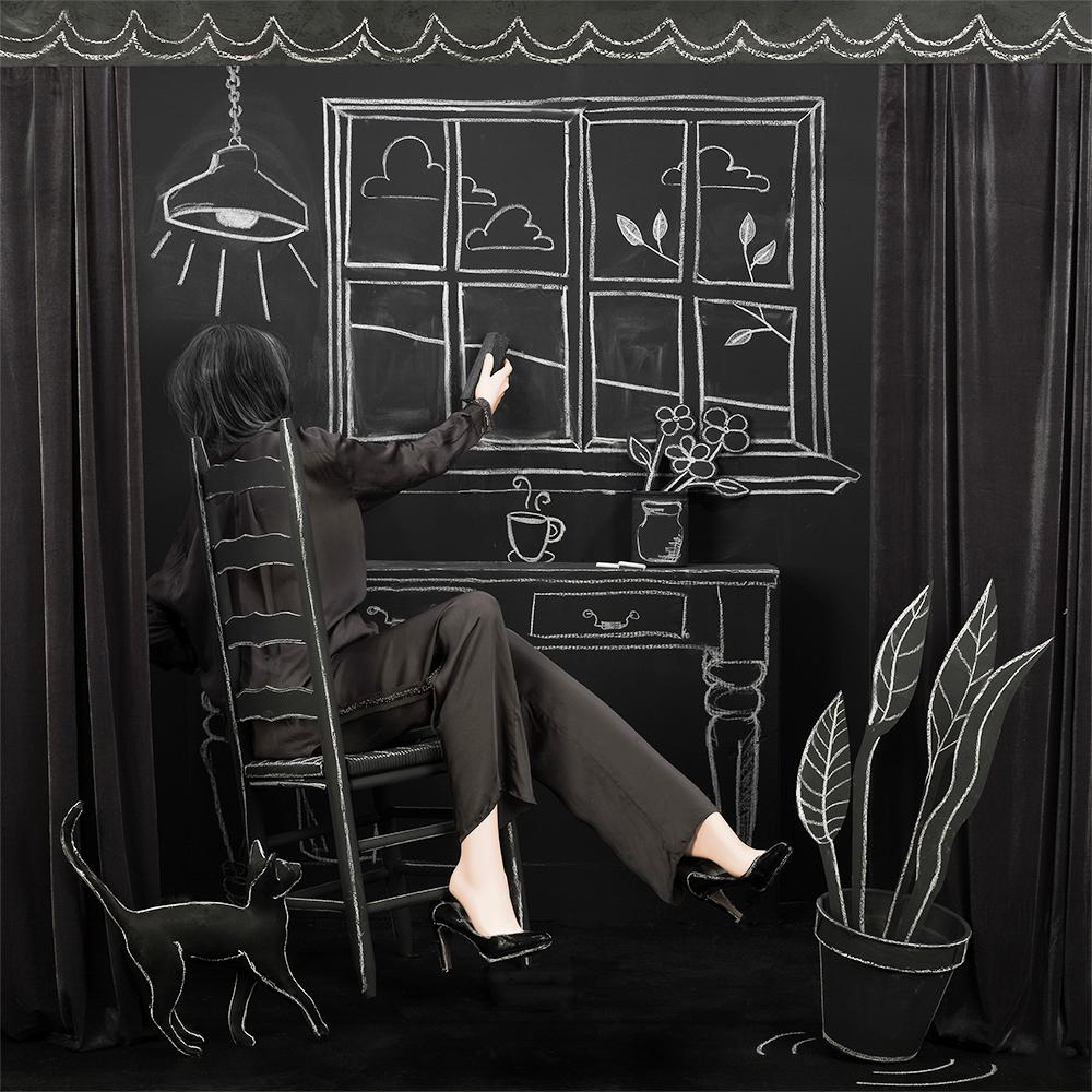 Black and White Photograph de Patty Carroll - Chalk It Up - Fotografía en Blanco y Negro, Mujer Artista, Interior