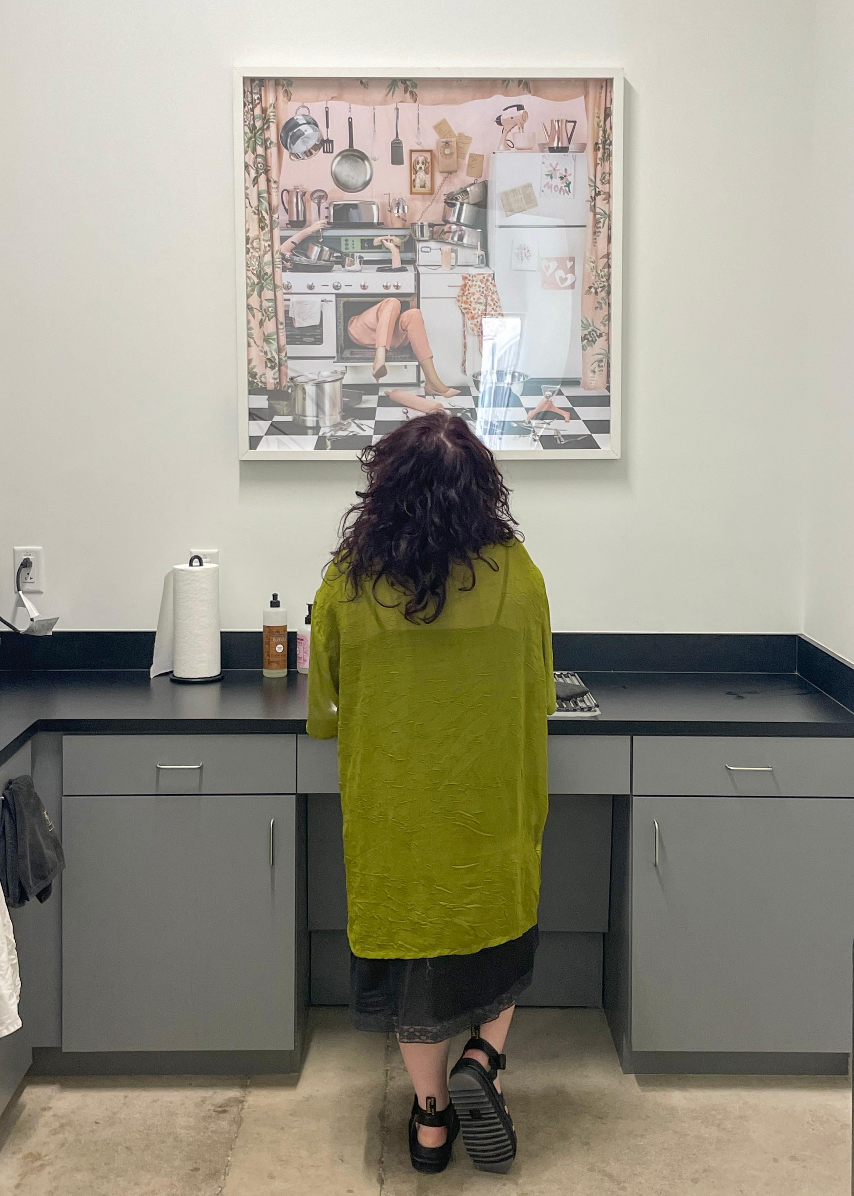 Cocinar la Oca - Fotografía en color de edición limitada, Mujer artista, Cocina - Photograph de Patty Carroll
