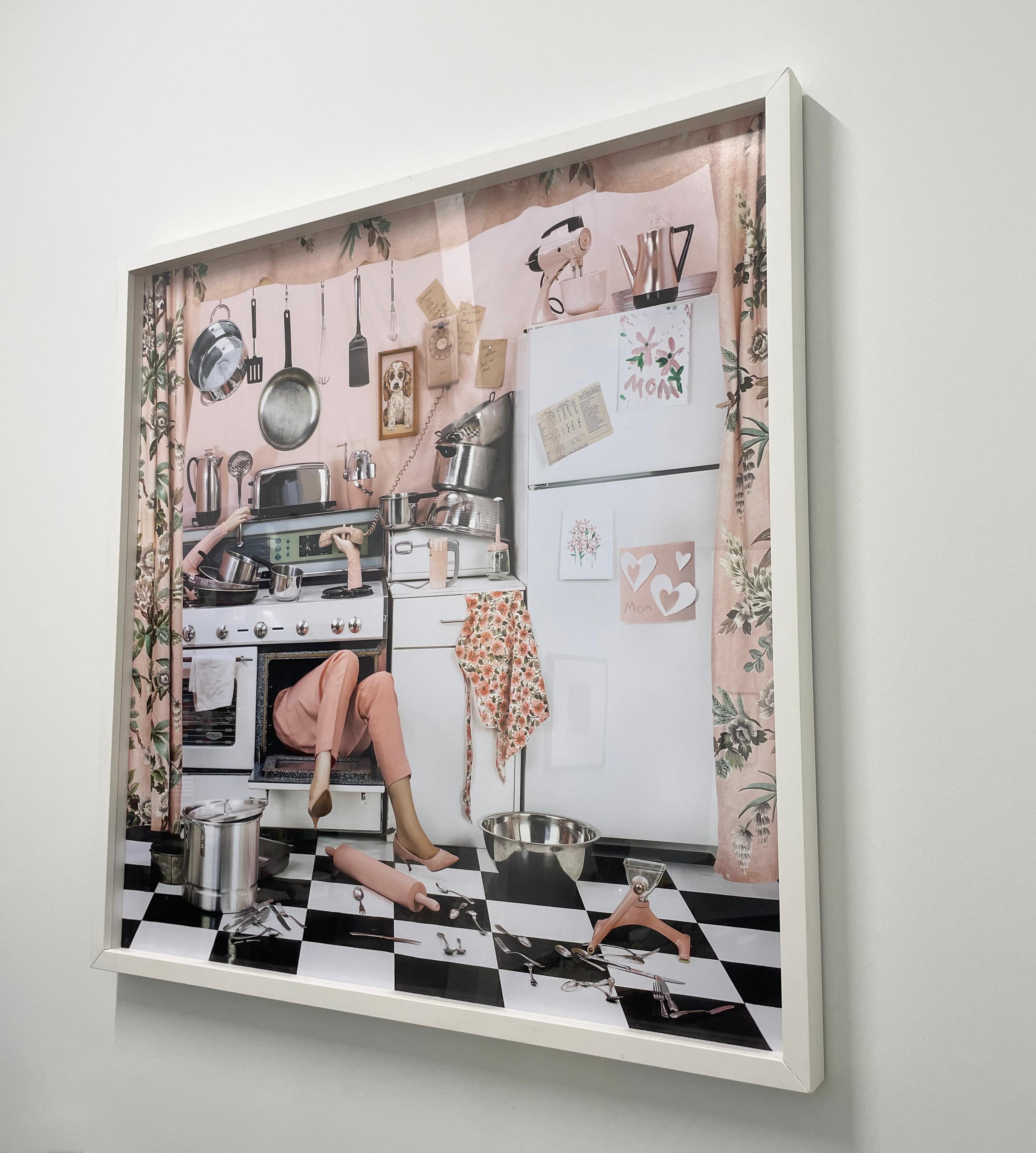 Cocinar la Oca, de Patty Carroll, presenta una escena caótica. Una mujer está atrapada en un horno, con los brazos saliendo de los quemadores y las piernas dando patadas desde la puerta del horno. Los utensilios de cocina están esparcidos por encima