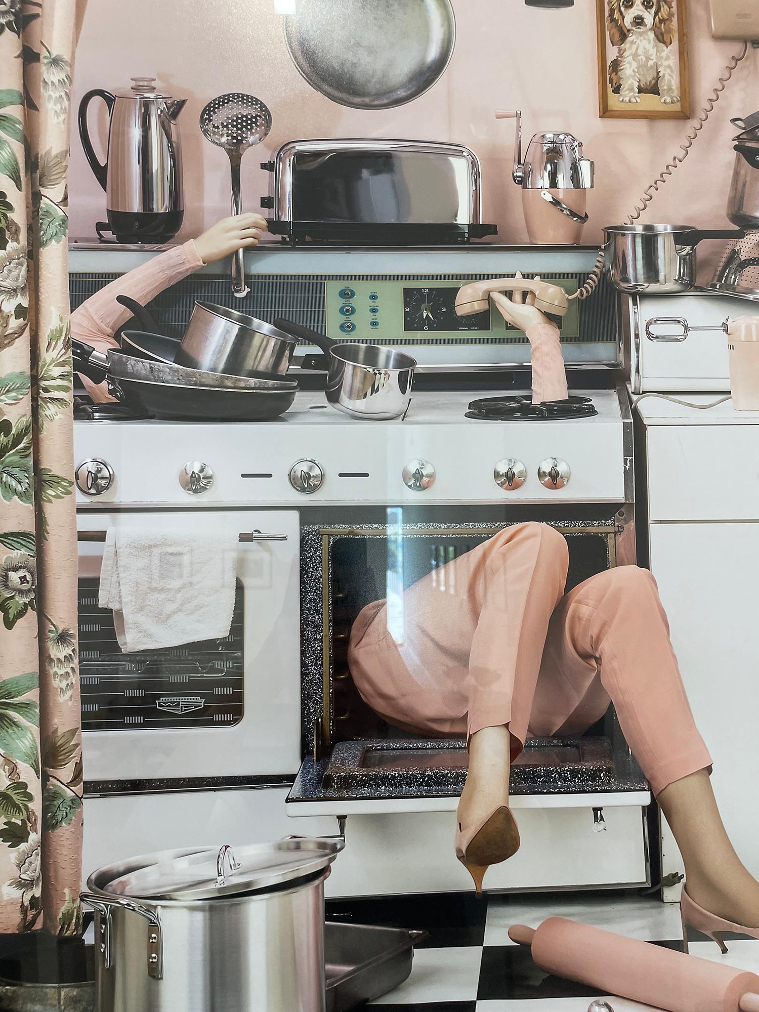 Cooking the Goose – Farbfotografie in limitierter Auflage, Künstlerin als Frau, Küche im Angebot 1
