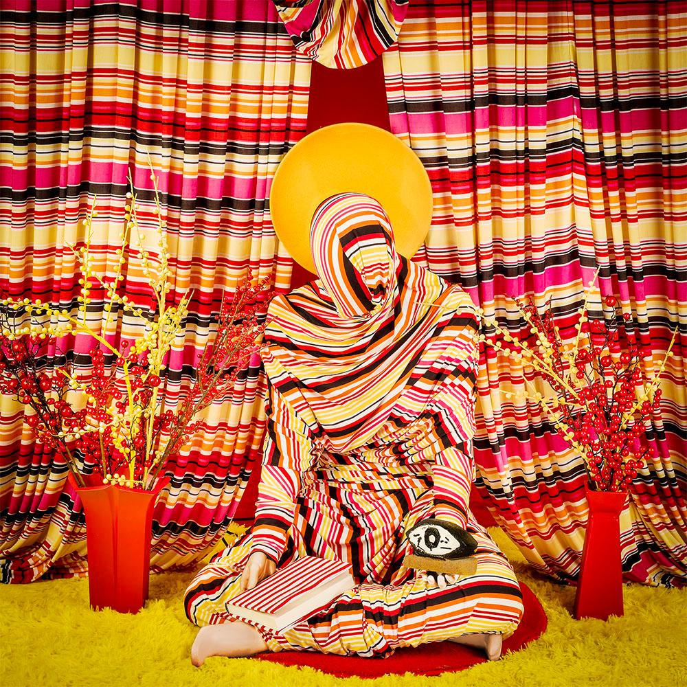 Color Photograph di Patty Carroll - Eye Meditate, dalla serie Donne anonime