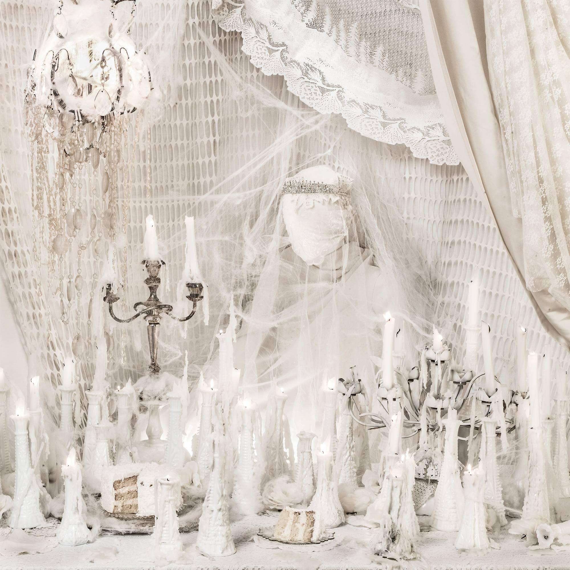 Patty Carroll Still-Life Photograph – Grässlich
