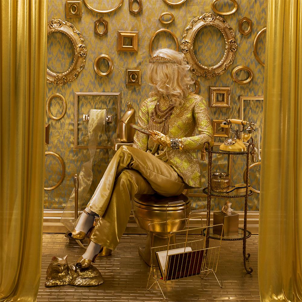 Patty Carroll Color Photograph – Goldenes Mädchen