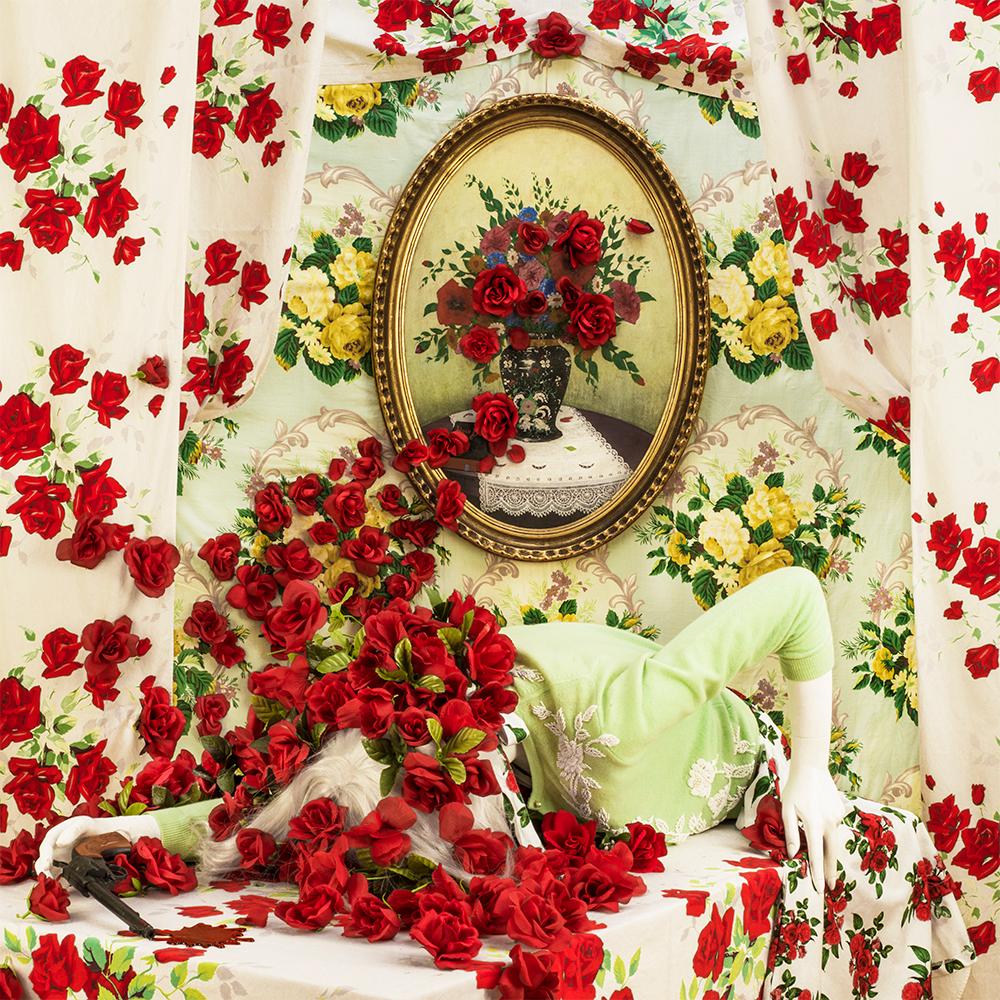 Figurative Photograph Patty Carroll - Les canons et les roses