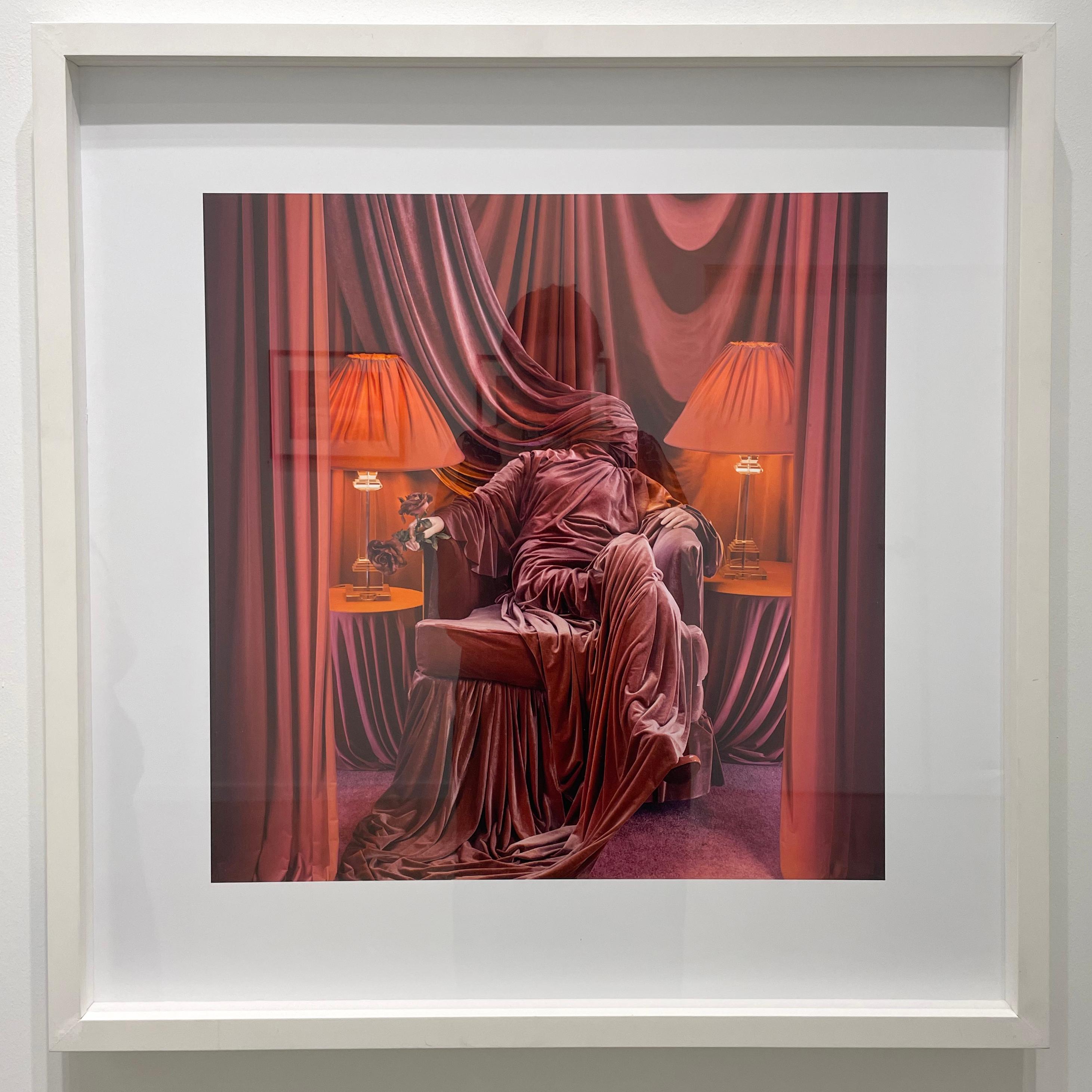 Mad Mauve – Farbfotografie in limitierter Auflage, Künstlerin als Frau, Rosa, Stoff – Photograph von Patty Carroll
