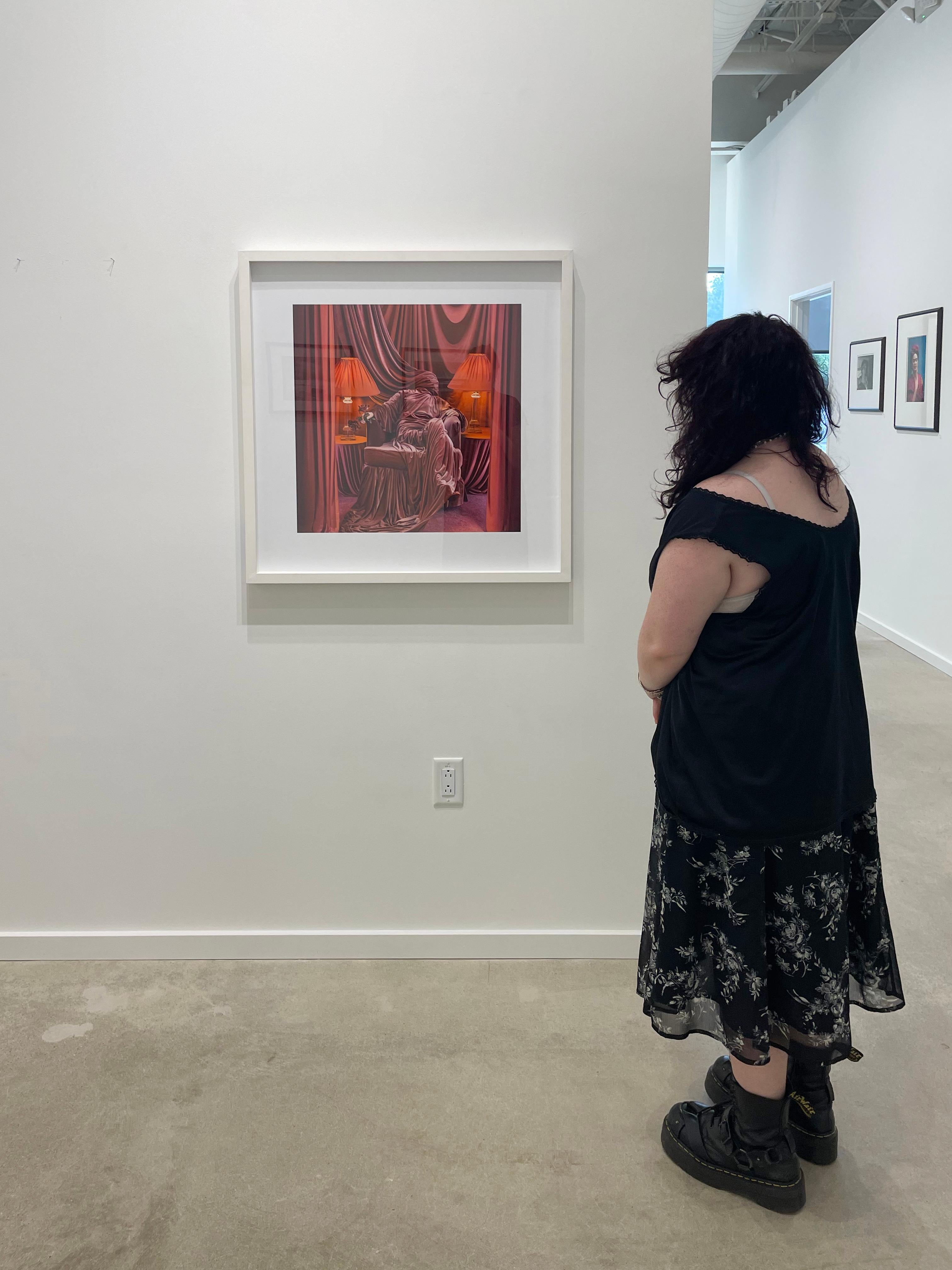 Mad Mauve – Farbfotografie in limitierter Auflage, Künstlerin als Frau, Rosa, Stoff (Braun), Figurative Photograph, von Patty Carroll