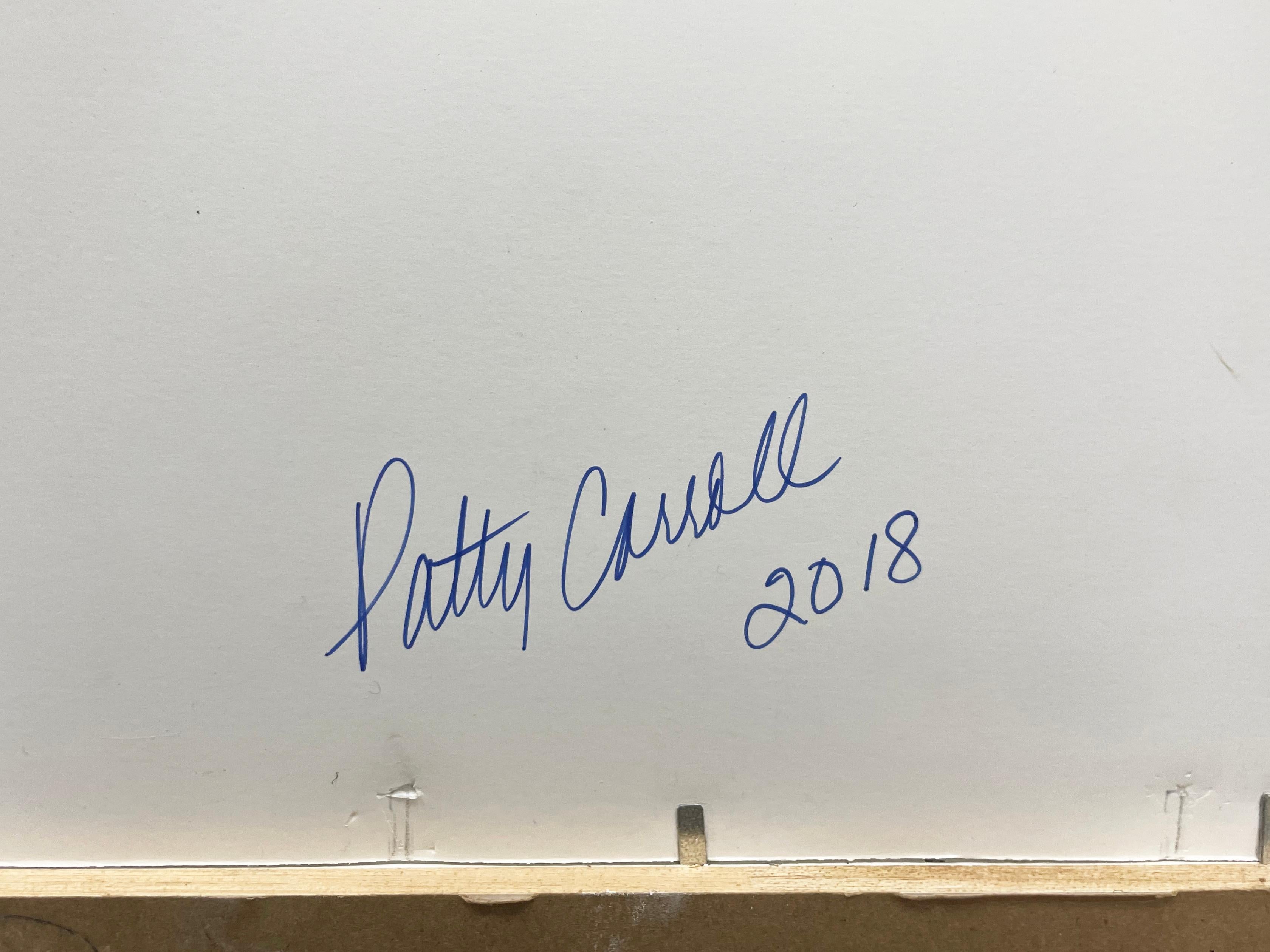 Mad Mauve von Patty Carroll zeigt eine monotone Szene. Eine Figur lehnt in einem lilafarbenen Stuhl, der mit lilafarbenem Stoff drapiert ist, der von der Decke fällt. Die Figur wird von zwei rosa Lampen eingerahmt, die auf zwei rosa Tischen stehen.
