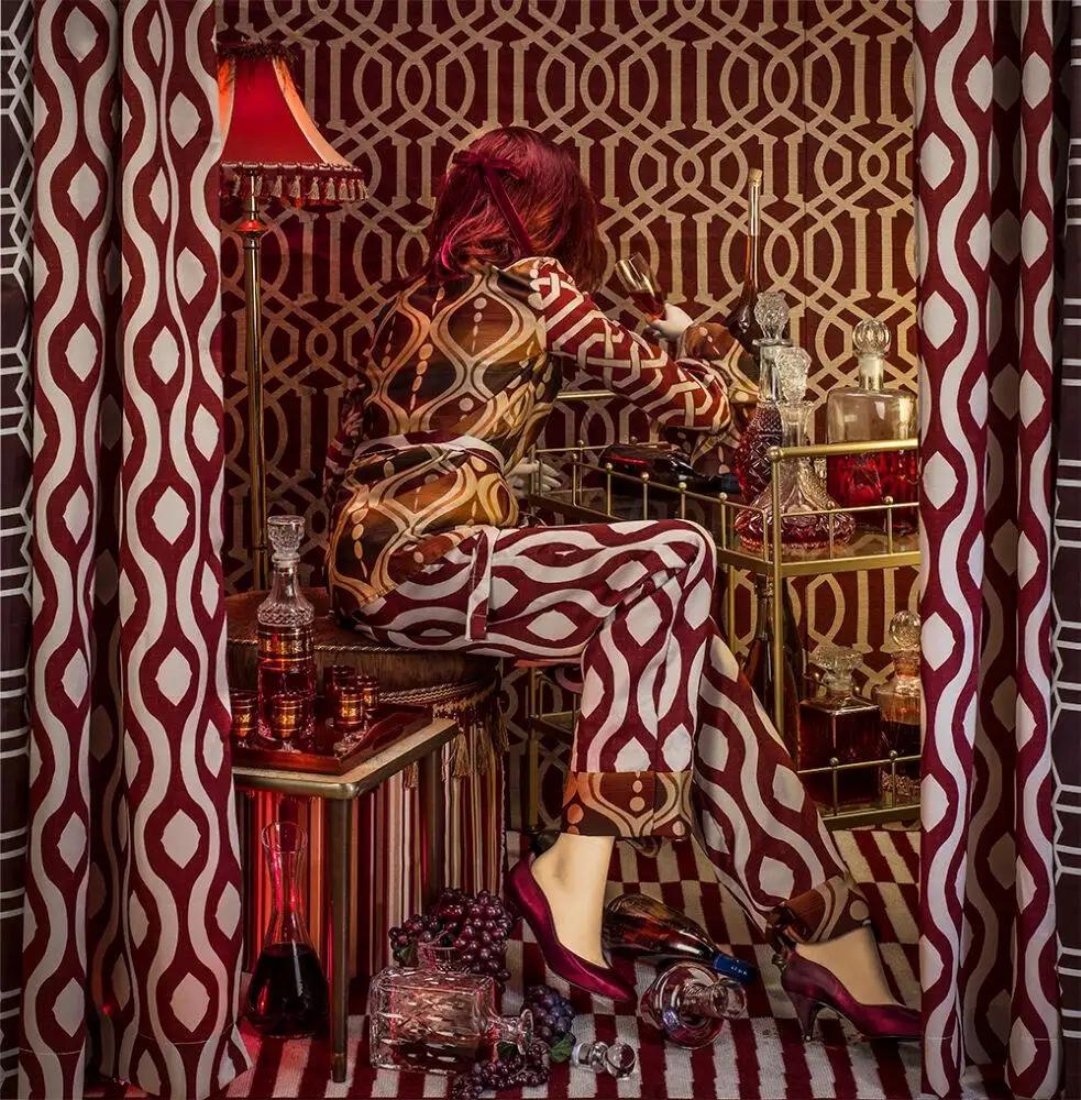 Patty Carroll Color Photograph – Rot-Rot-Roter Wein