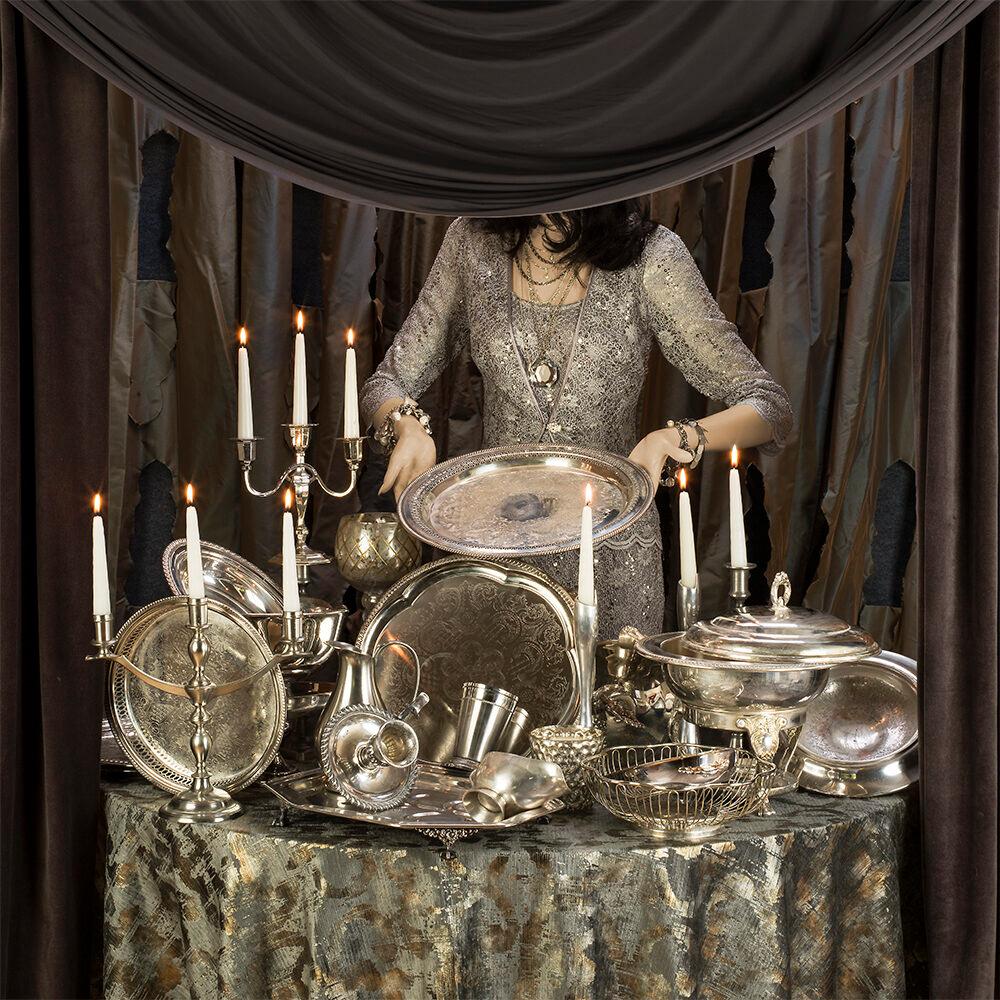 Patty Carroll Still-Life Photograph – Silbernes Silberservice