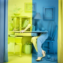 Personalidad Dividida - Fotografía en Color, Mujer Artista, Interior, Azul, Verde