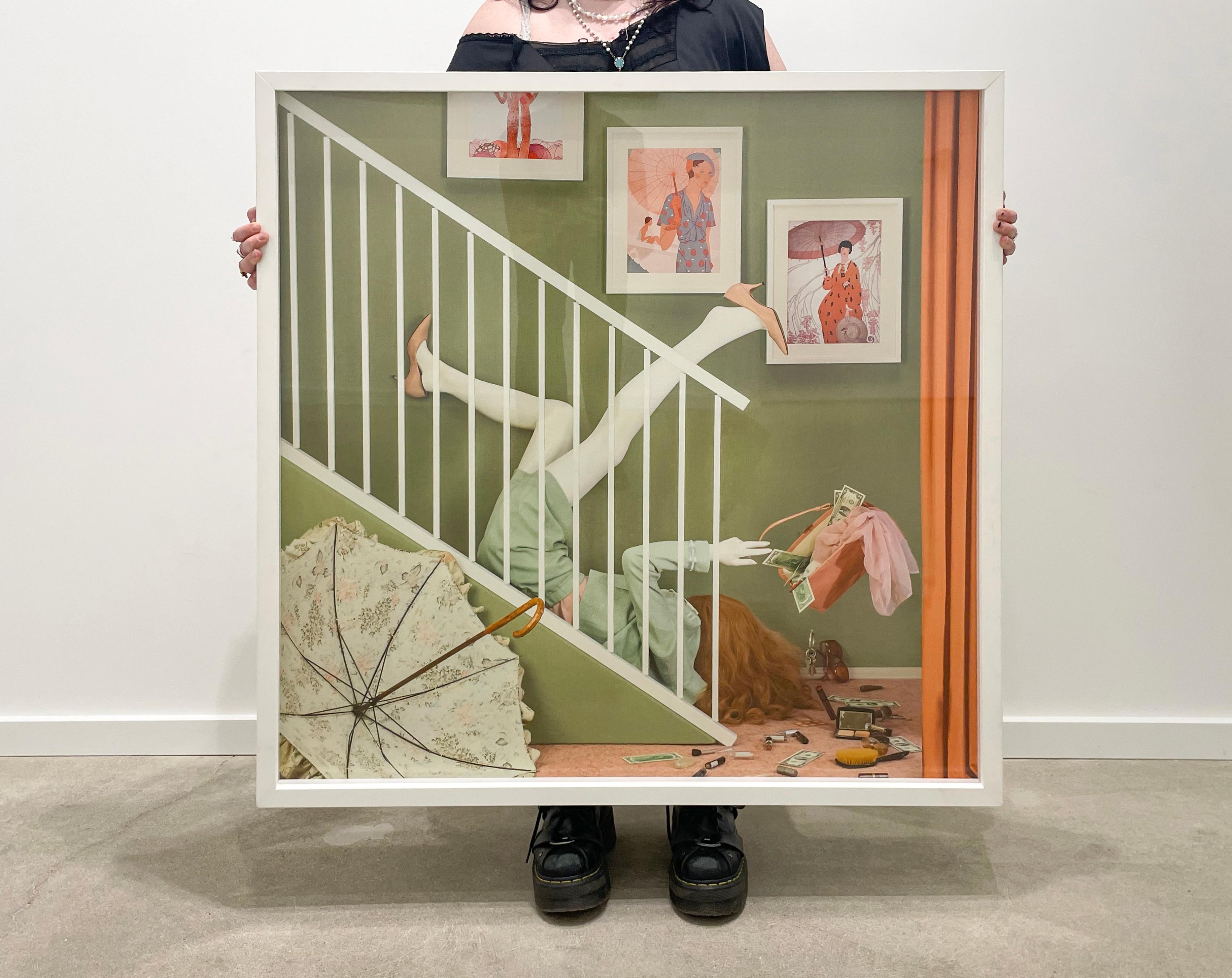 Staired Down – Farbfotografie in limitierter Auflage, Künstlerin als Frau, Inneneinrichtung, Pastell – Photograph von Patty Carroll