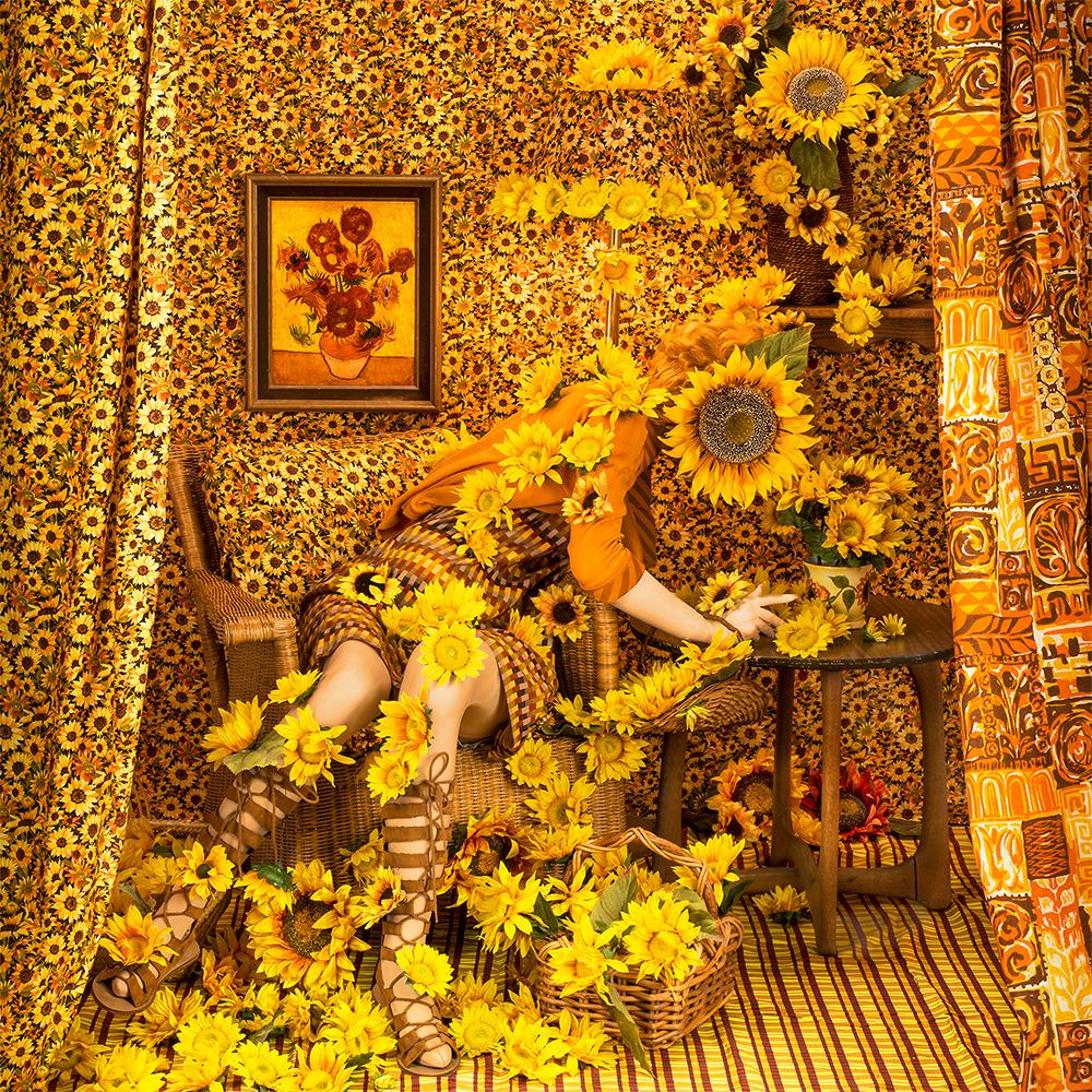 Patty Carroll Figurative Photograph – Sonnenblumenmädchen