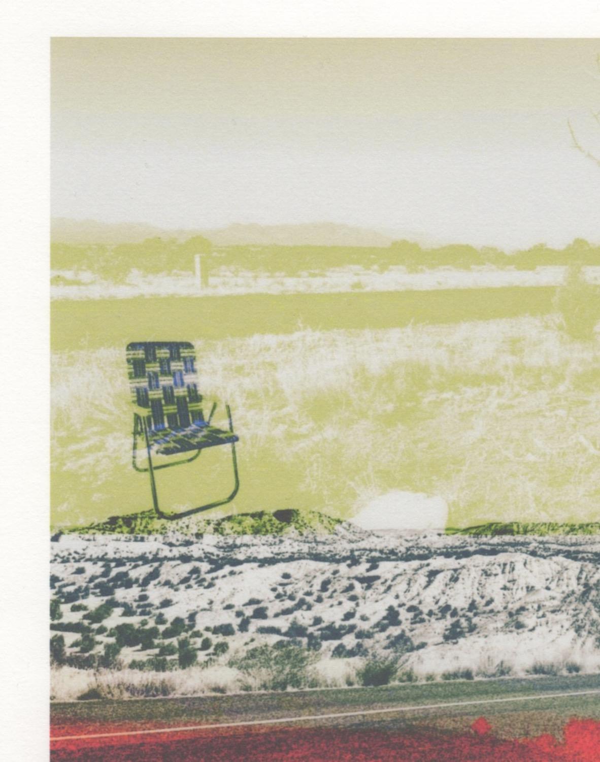 « Red Road Black Chair », photographie, paysage, sud-ouest, vert, monogravure - Contemporain Print par Patty deGrandpre