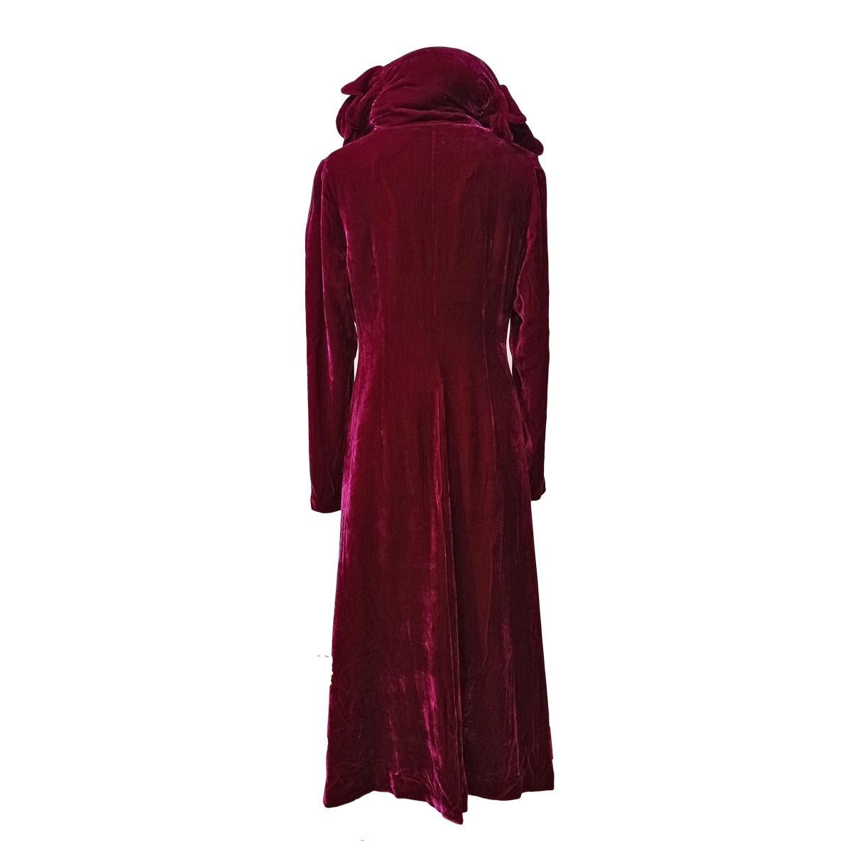 Theatrical overcoat by Patty Shelabarger
Rayon (82%) Silk (18%)
Cyclamen color
Double breasted
Back slit
Pleat neck
Total length from shoulder cm 119 (46,85 inches)
Shoulder cm 37 (14,56 inches)
Worldwide express shipping included in the price !
