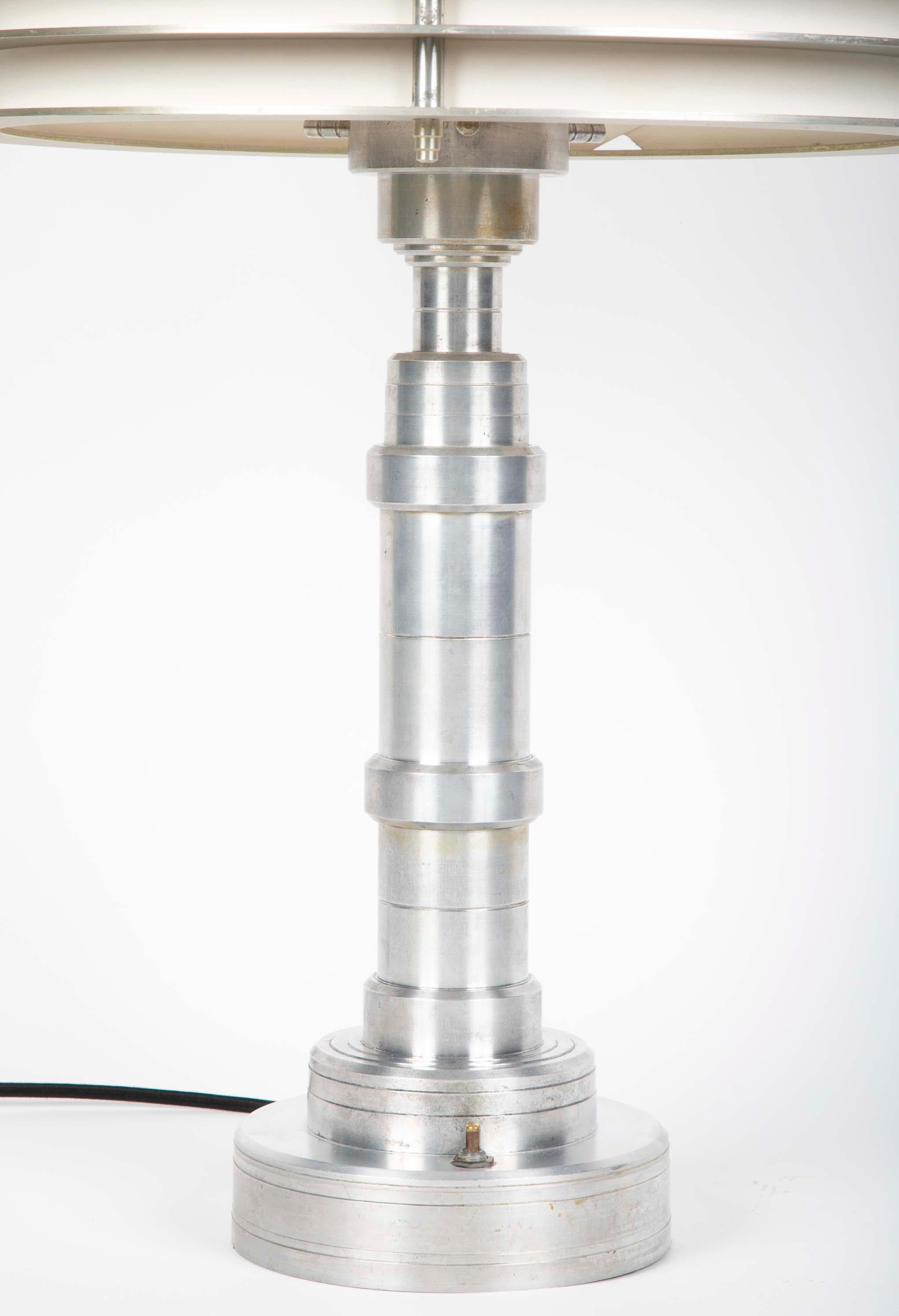 Eine eloxierte Aluminium Art Deco Pattyn Produkte Tischlampe zugeschrieben Walter Von Nessen. Die Lampe wurde restauriert und das ursprüngliche MATERIAL des Schirms wurde durch Pergament ersetzt. Das Original-Farbmaterial ist in seinem