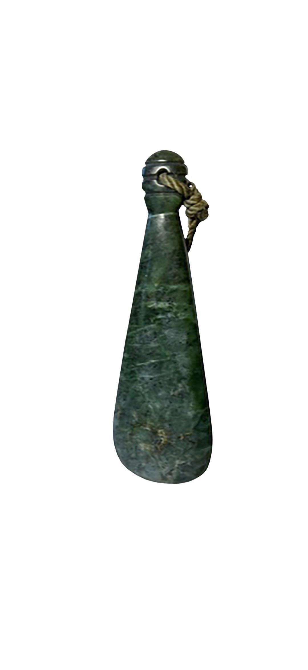 Ein Patu ist eine keulenartige Waffe, die vom Maori-Stamm in Neuseeland verwendet wird. Ein ähnliches Exemplar befindet sich im Michael C. Rockefeller-Flügel des Metropolitan Museums in New York City. Dieses Patu ist aus Jade gefertigt. 19.-20.
