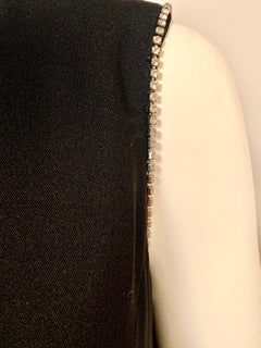 Patullo-Jo Copeland Vestido de noche de lana negra y satén rosa adornado con pedrería