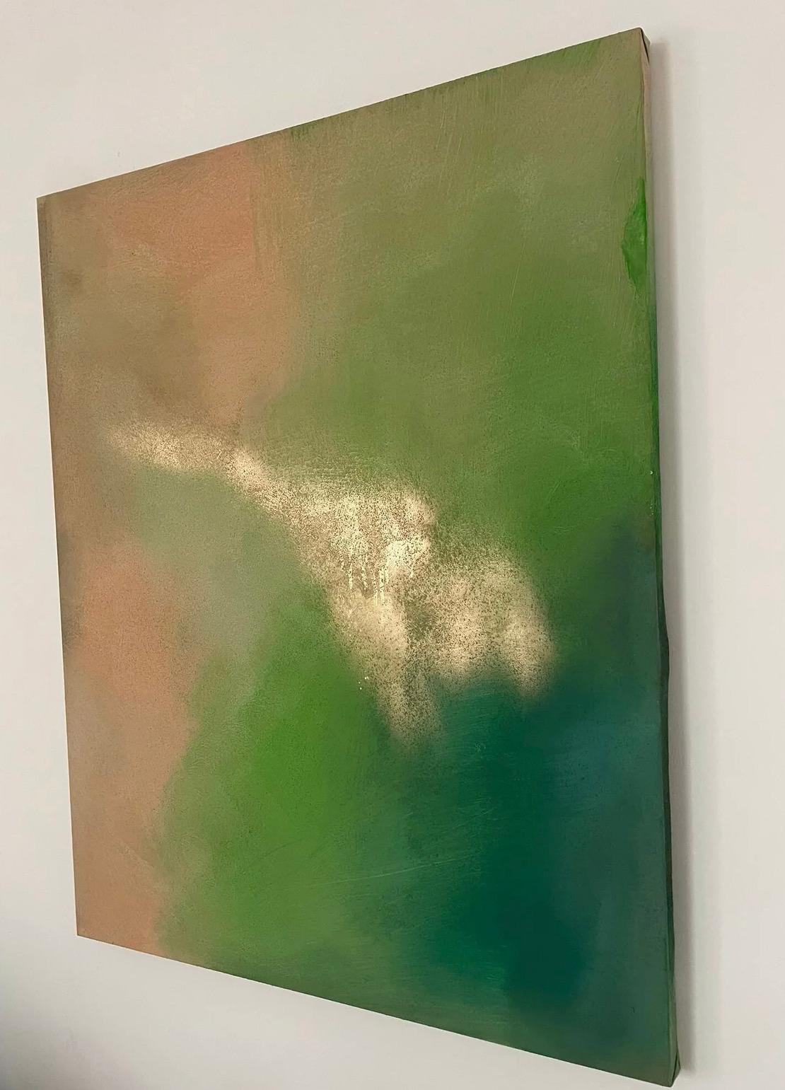 In quest'opera d'arte ipnotica, la composizione astratta affascina con una sublime miscela di tinte pastello e di verdi ricchi e verdeggianti. La tela è un gioco dinamico di tratti morbidi ed eterei e di sottili transizioni, che creano un'atmosfera