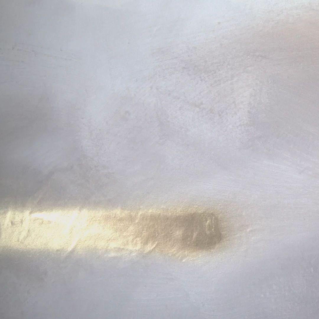 Questa squisita opera d'arte affascina con un ritratto viscerale dell'astrazione e del minimalismo, che comanda l'attenzione dello spettatore grazie all'uso magistrale del colore e della forma. La tela è dominata da un sereno gioco di pennellate