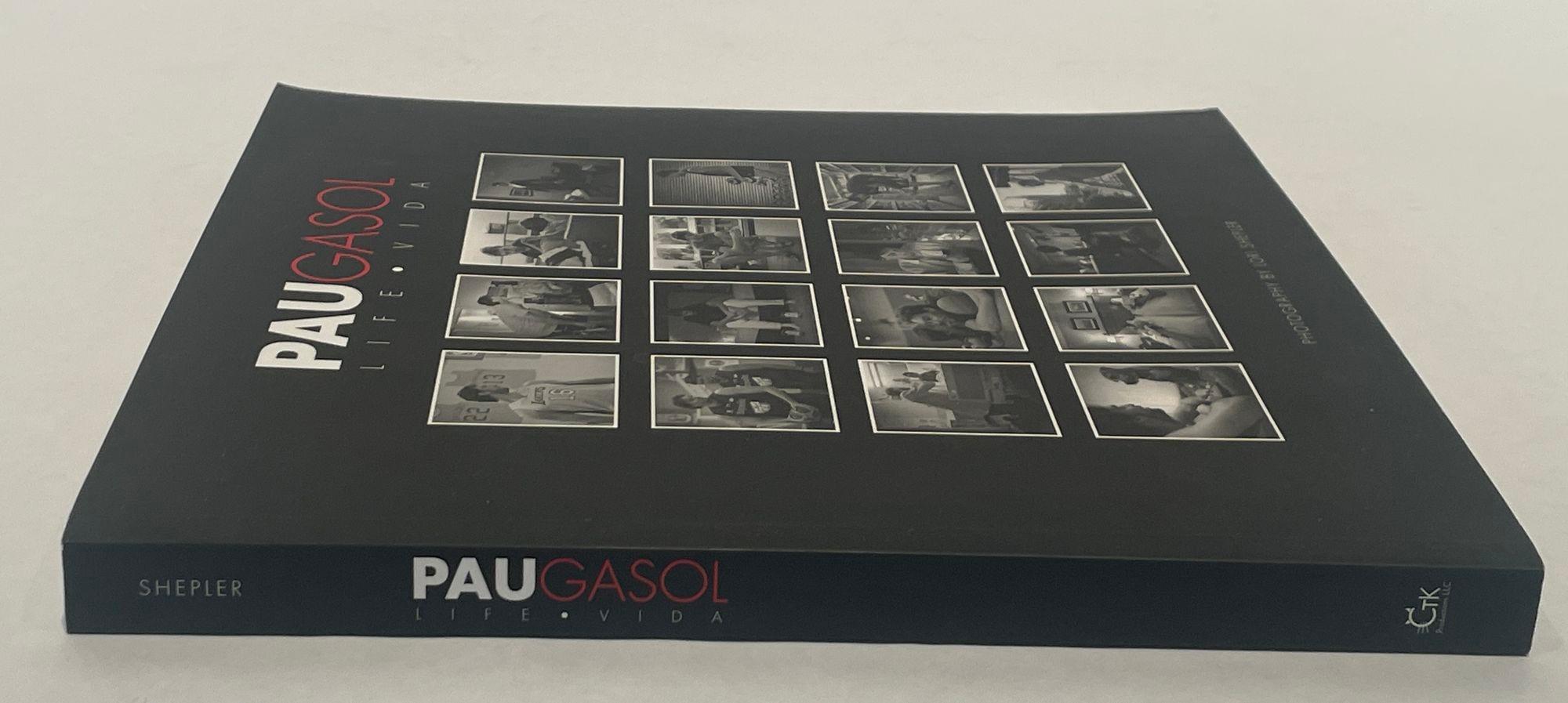 Pau Gasol Life Vida von Pau Gasol 2013 Taschenbuch: In diesem einzigartigen, zweisprachigen Buch hinter den Kulissen berichtet die preisgekrönte Fotografin Lori Shepler über das Leben von Pau Gasol auf und neben dem Platz. In 16 Kapiteln und mit