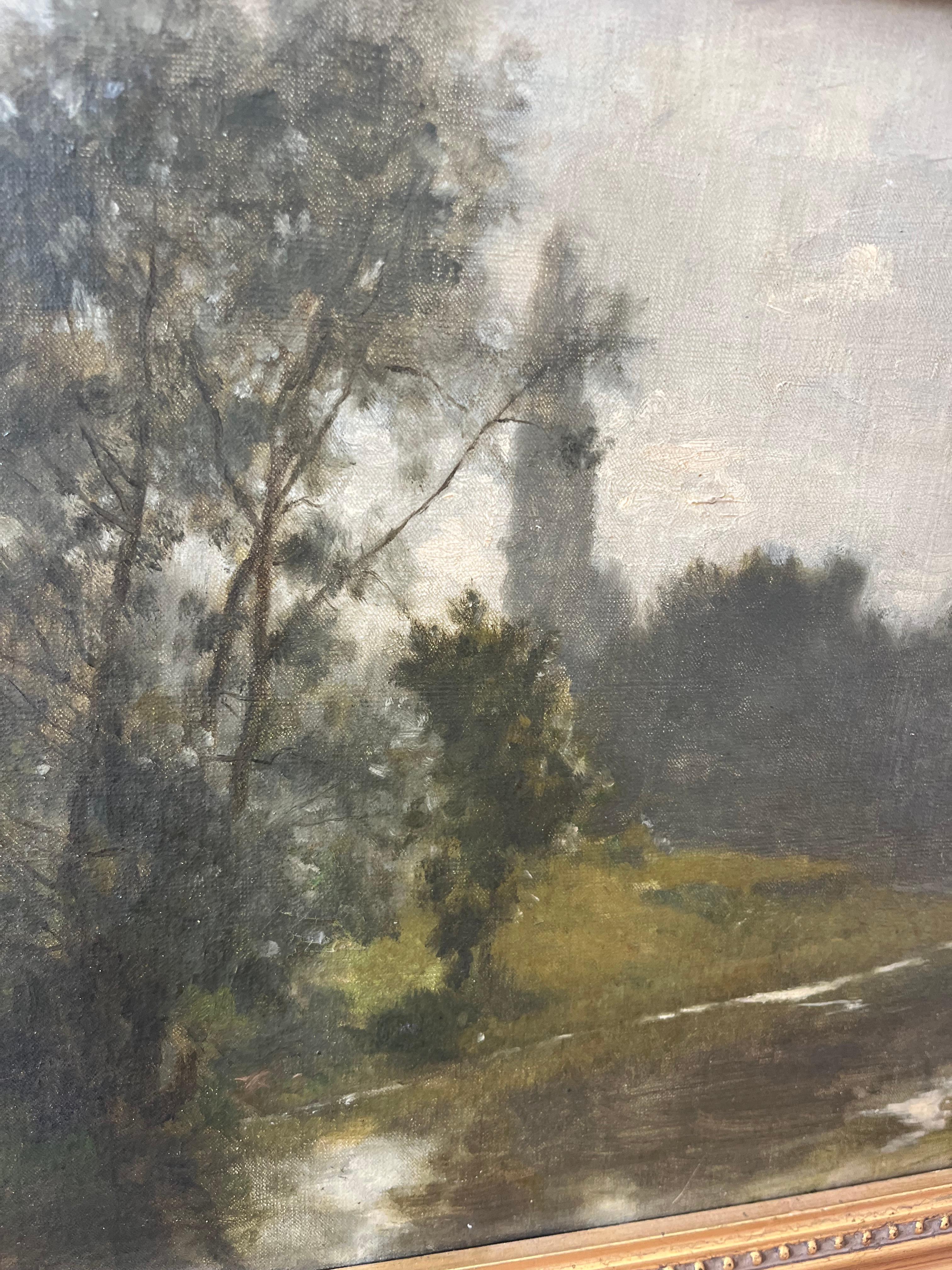 Una encantadora escena de un río que discurre por un paisaje boscoso, con un emblemático álamo ocupando el centro de esta idílica escena. La escena se sitúa en el río Sauldre, que discurre a lo largo de 53 millas por el centro de